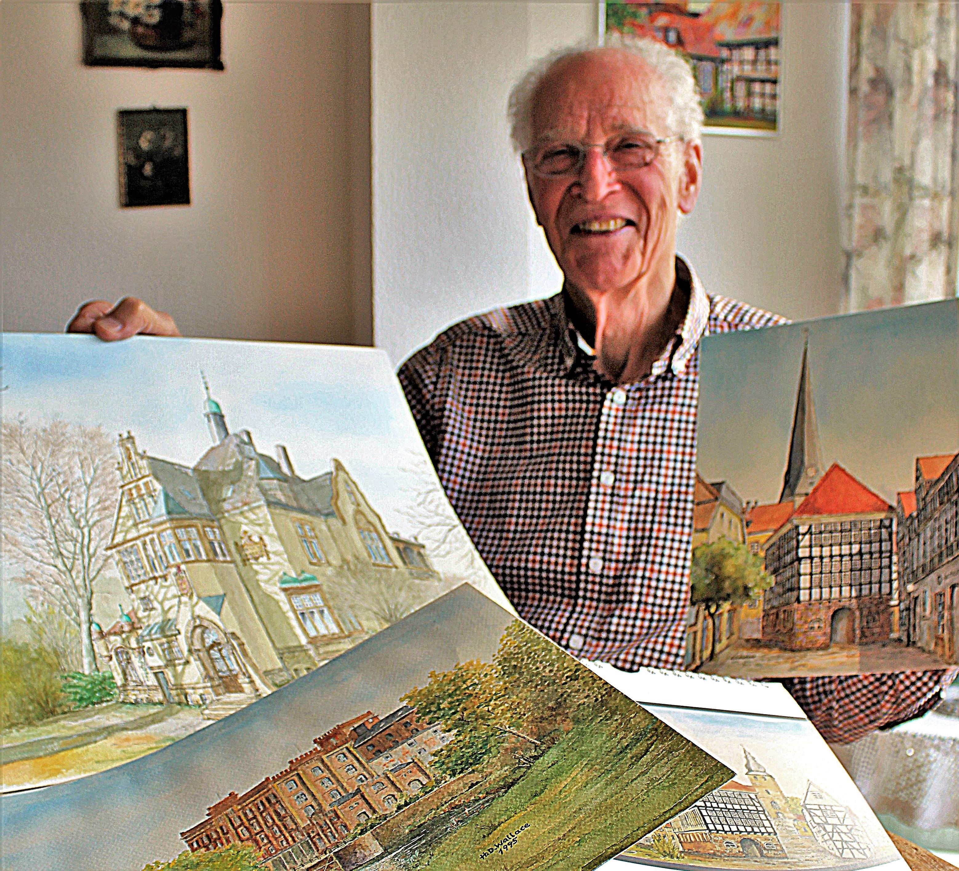 Heinz-Dieter Wallace mit einigen Werken an seinem „Malplatz“. Foto: Pielorz