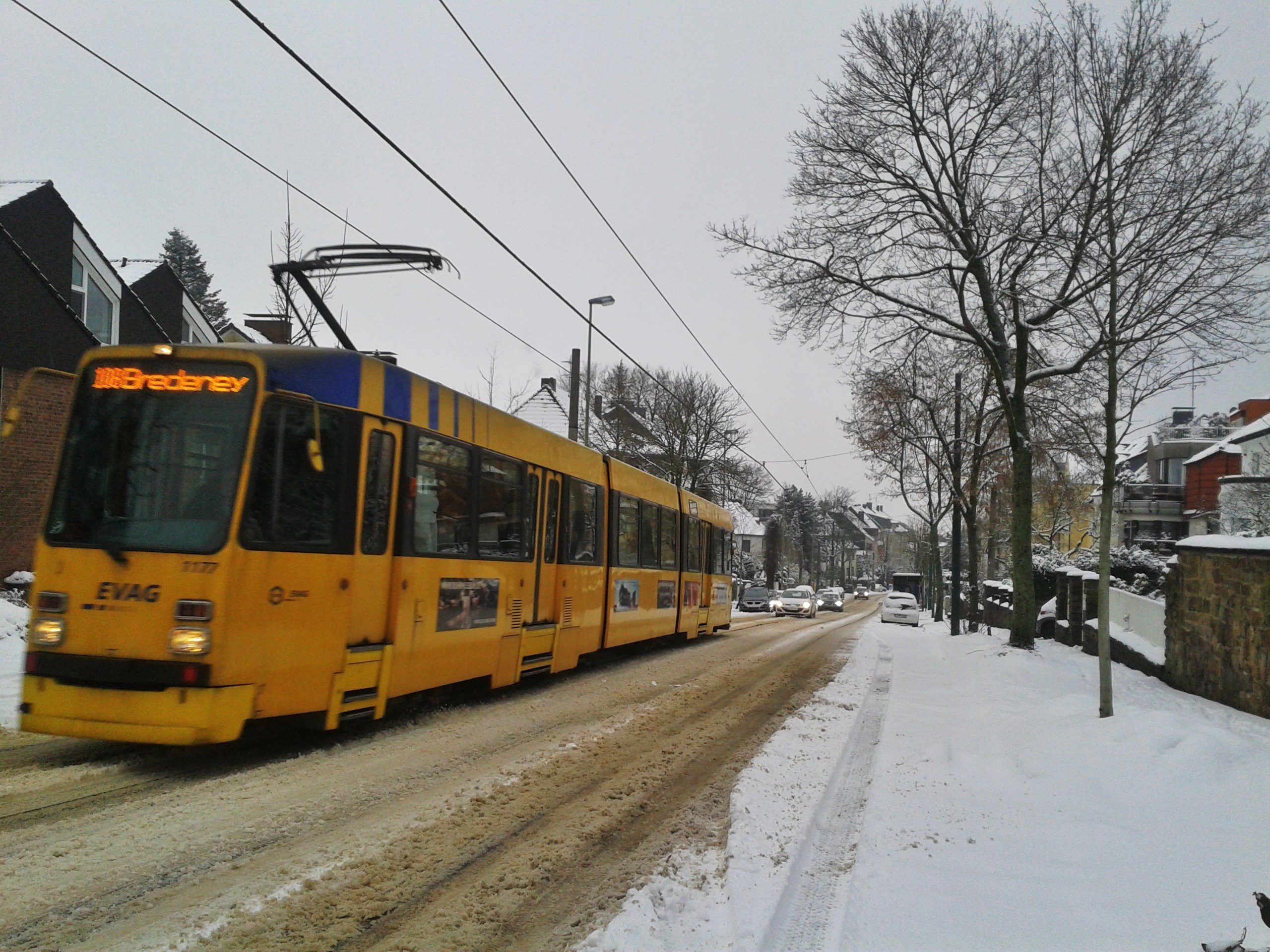 Während der Busverkehr auf essener Stadtgebiet bereits eingestellt war, schafften die Strassenbahnlinien - hier die 108 kurz vor dem Bredeneyer Kreuz die Strecken auch ungeräumt noch recht gut - solange keine querstehenden PKW die Schienen blockierten. Bei solchen Wetterlagen ist die klassische Elektromobilität mit Strassenbahnen doch regelmäßig im Vorteil.