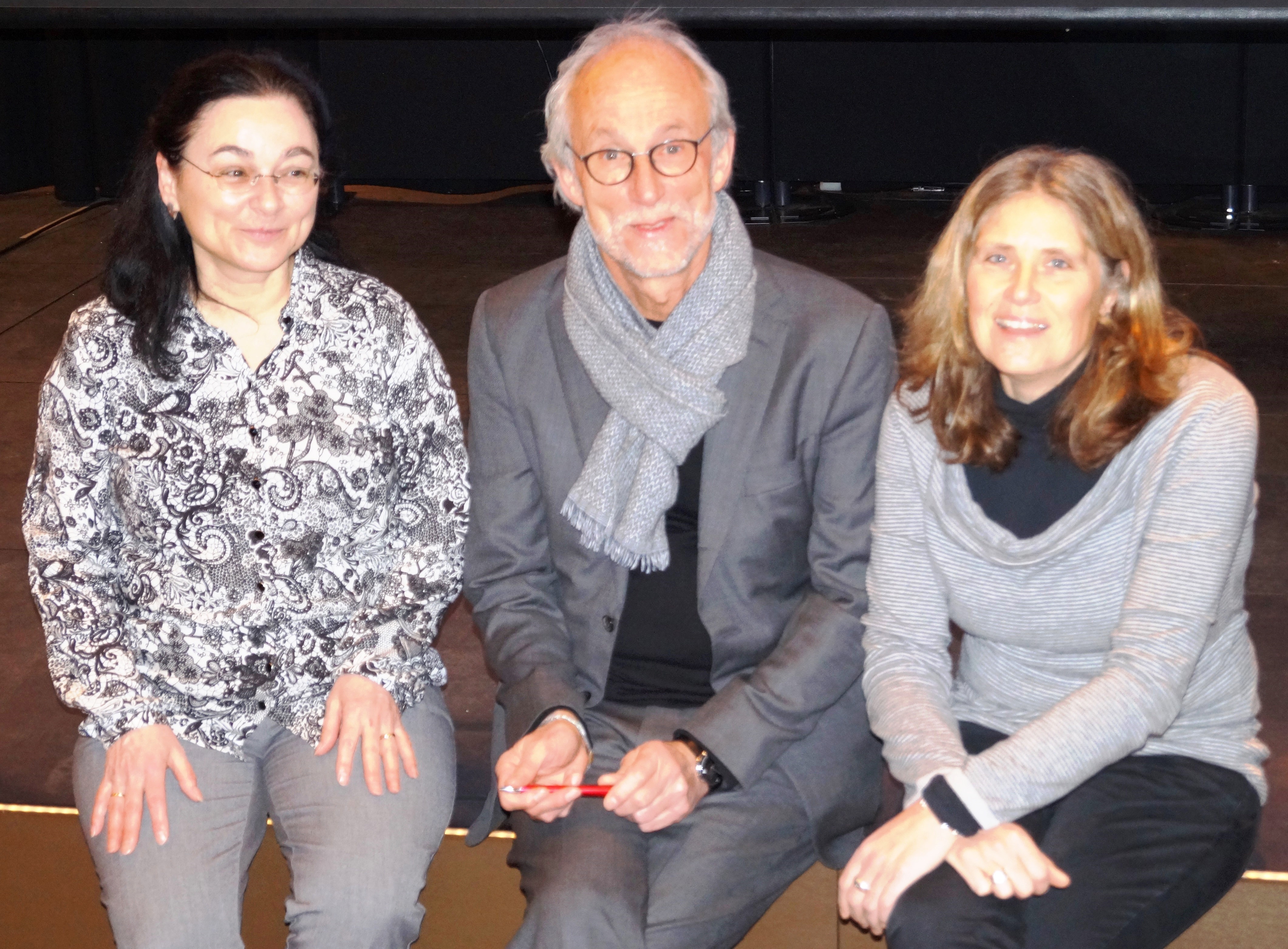 Simone Feldmann (r.), Bereichsleiterin für Kinder, Jugend und Familie, sowie Gerlinde Knisel-Scheuring, Abteilungsleiterin für Frühkindliche Bildung, begrüßten Referent Friedhelm Güthoff im Bürgerhaus.