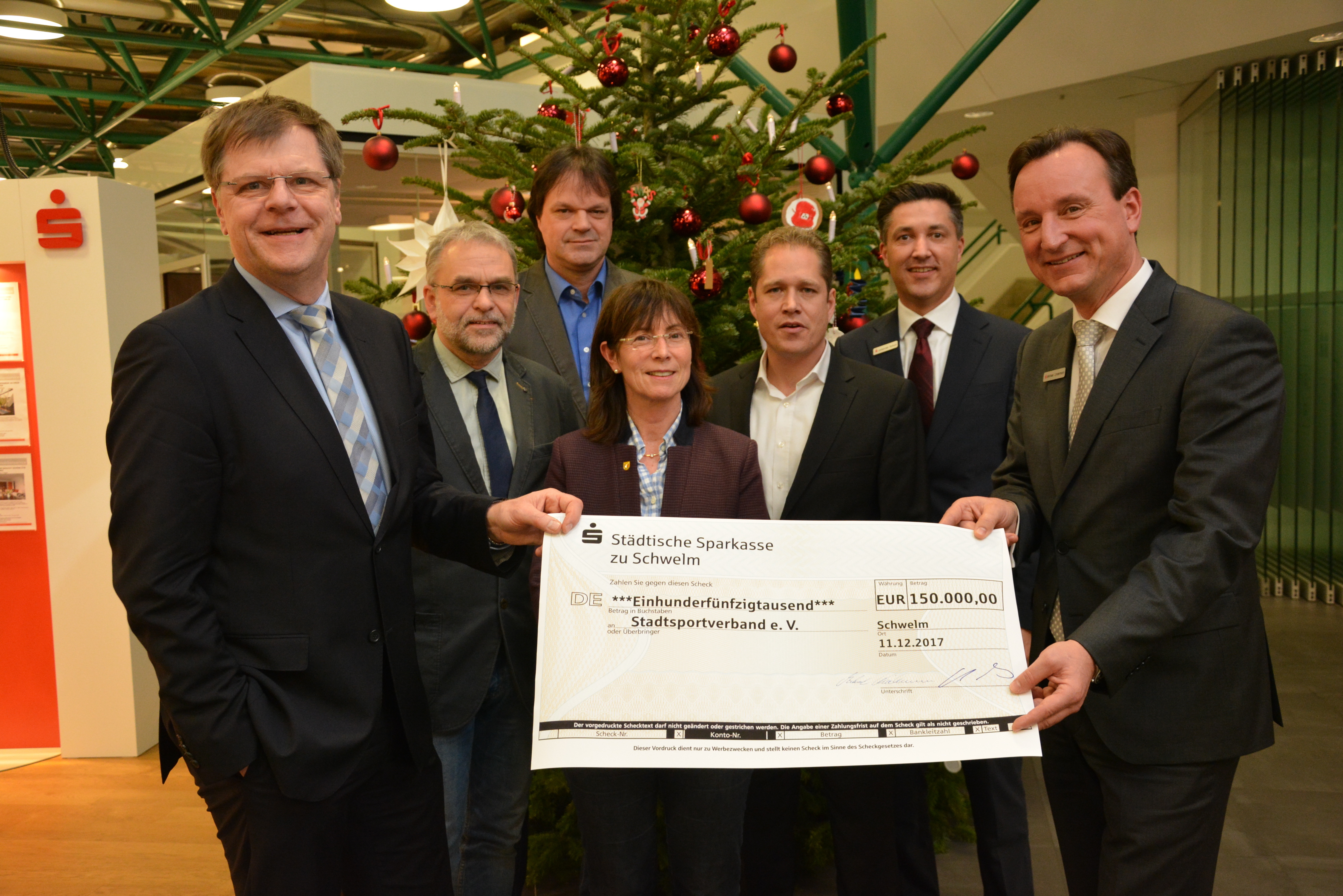 Stadtspitze, Immobilienmanagement, Sparkassen- und Verwaltungsrats-Vorstand und natürlich die Vertreter des Stadtsportverbandes mit dem vorgezogenen Weihnachtsgeschenk der Sparkasse ^Foto: Kruse