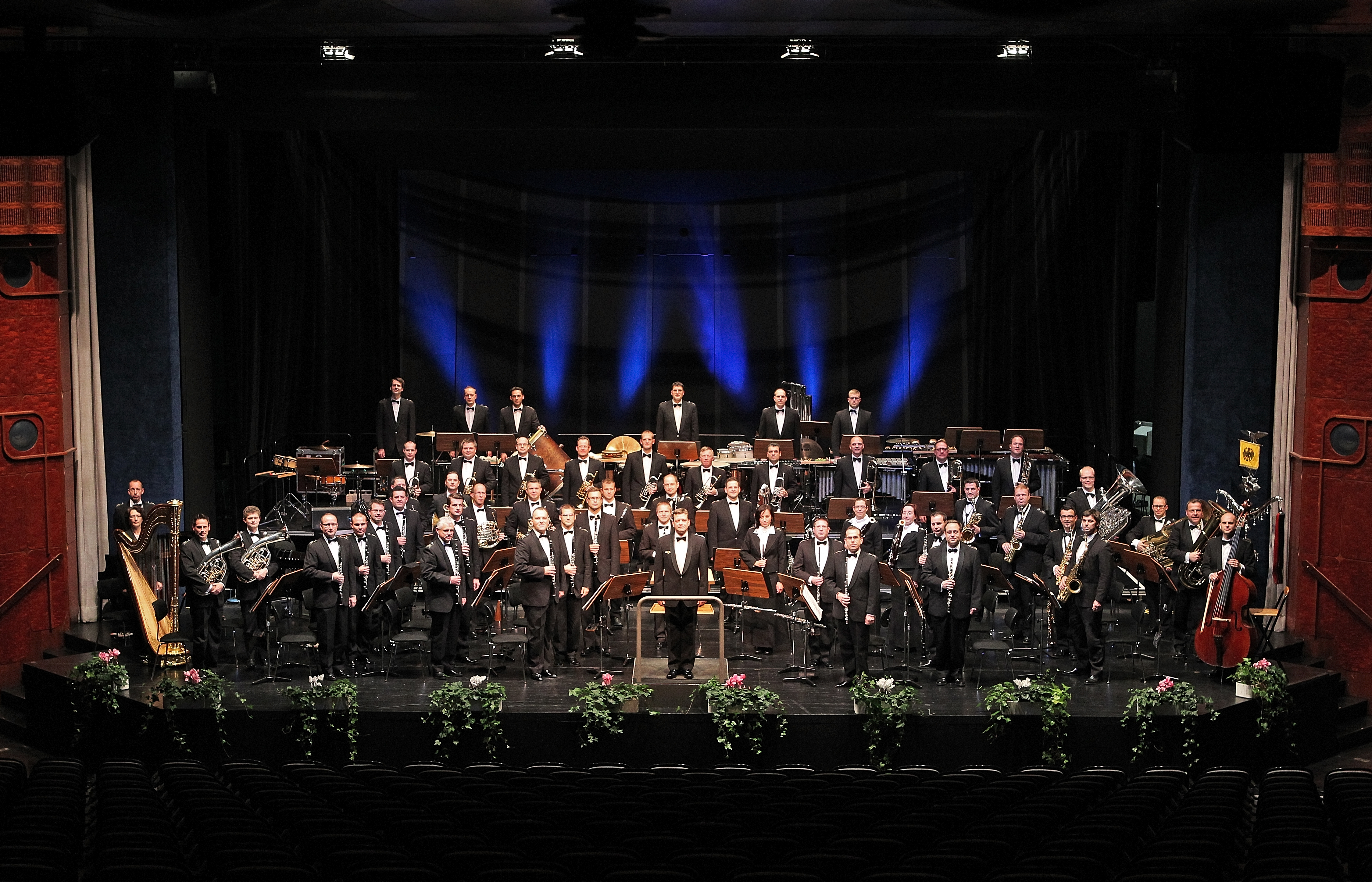 Benefizkonzert des Musikkorps der Bundeswehr unter der Leitung von Oberstleutnant Christoph Scheibling.
Die Kulturabteilung der Stadt Neustadt begr§t das Musikkorps der Bundeswehr nun zum 32. Mal im Saalbau Neustadt, ein mittlerweile zur Tradition gewordenes jhrliches Benefizkonzert erfhrt seine Fortsetzung. Das Neustadter Publikum wei§ das zu schtzen und zeigt sein Interesse durch eine stets rege Nachfrage.
Seit dem 1. Juli 2000 hei§t das Bonner Stabsmusikkorps ãMusikkorps der BundeswehrÒ, diese heraus