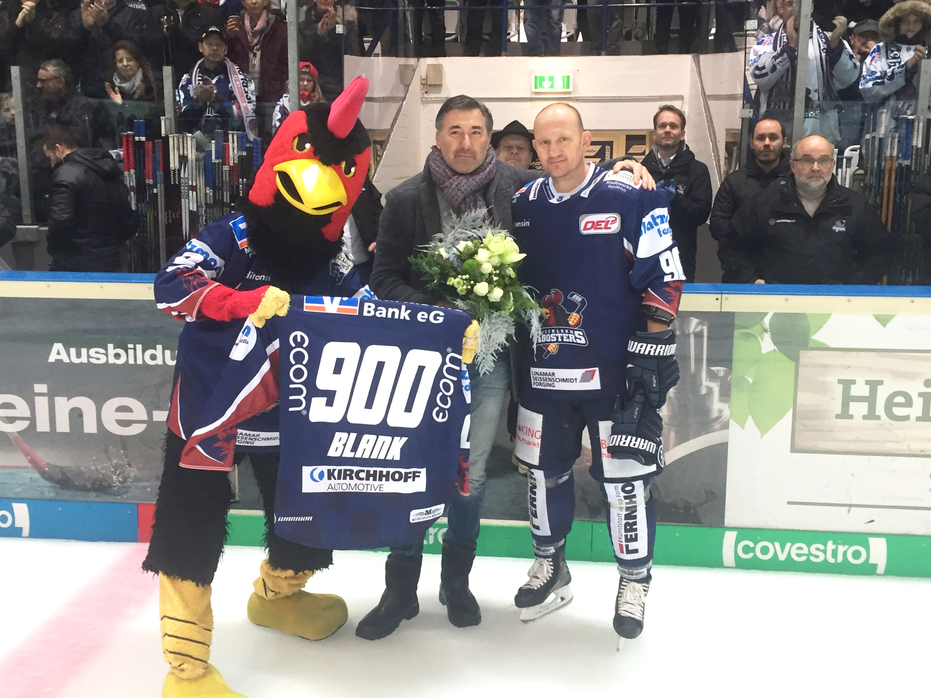 Maskottchen Icey und Clubchef Wolfgang Brück gratulierten Boris Blank zu seinem 900 Einsatz in der DEL. Foto: Günther