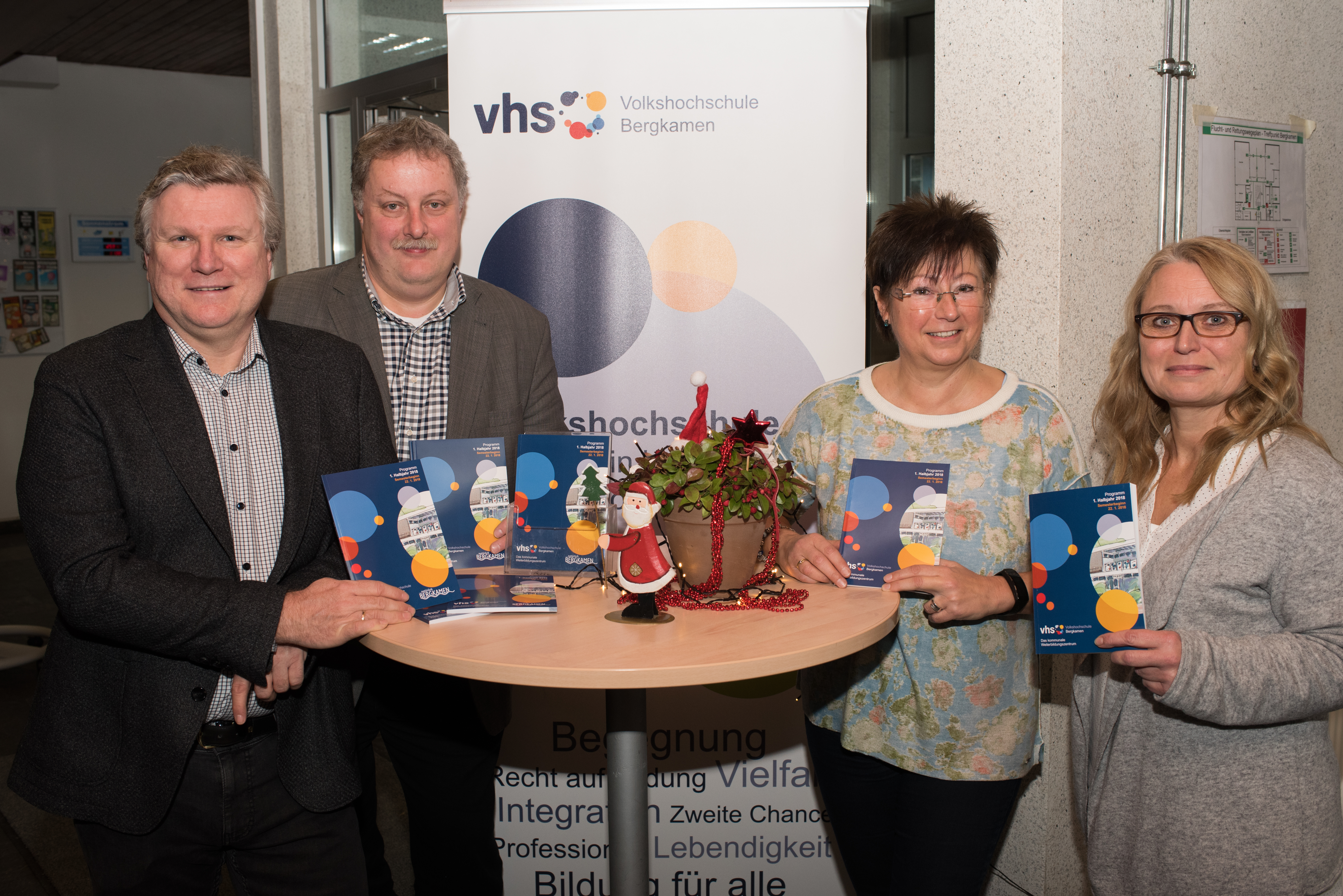 v.l.Rüdiger Weiß, Vorsitzender des Ausschusses für Schule, Sport und Weiterbildung,Amtsleiter Andreas Kray, Sabine Ostrowski VHS Bergkamen und Manuela Sieland-Bortz ebenfalls VHS Bergkamen