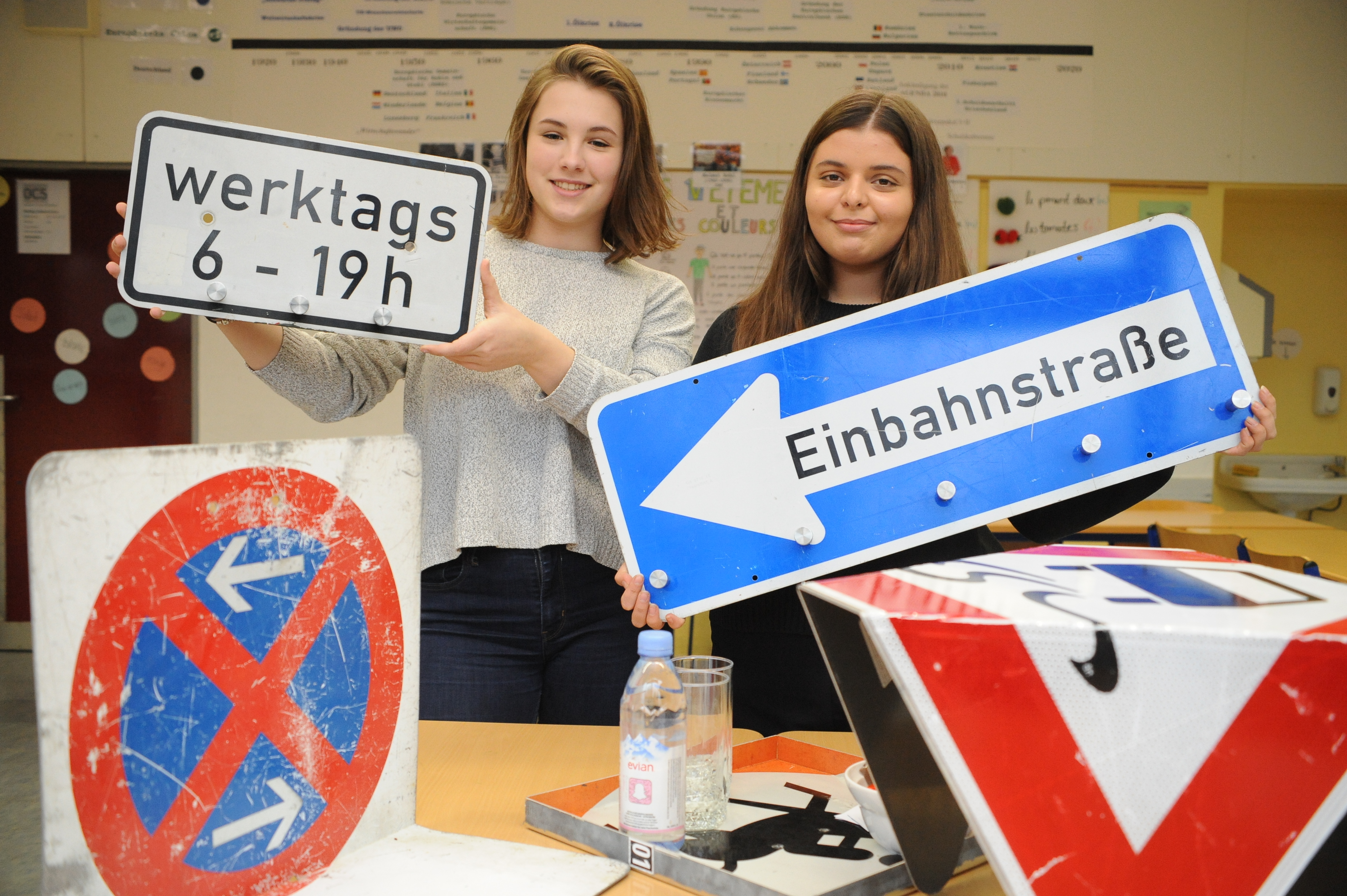 Alina Schmolke (l.) und Amina Jäckel präsentieren zwei sehr gefragte Wohnaccessoires aus der Streetcycled-Kollektion. Foto: Oleksandr Voskresenskyi