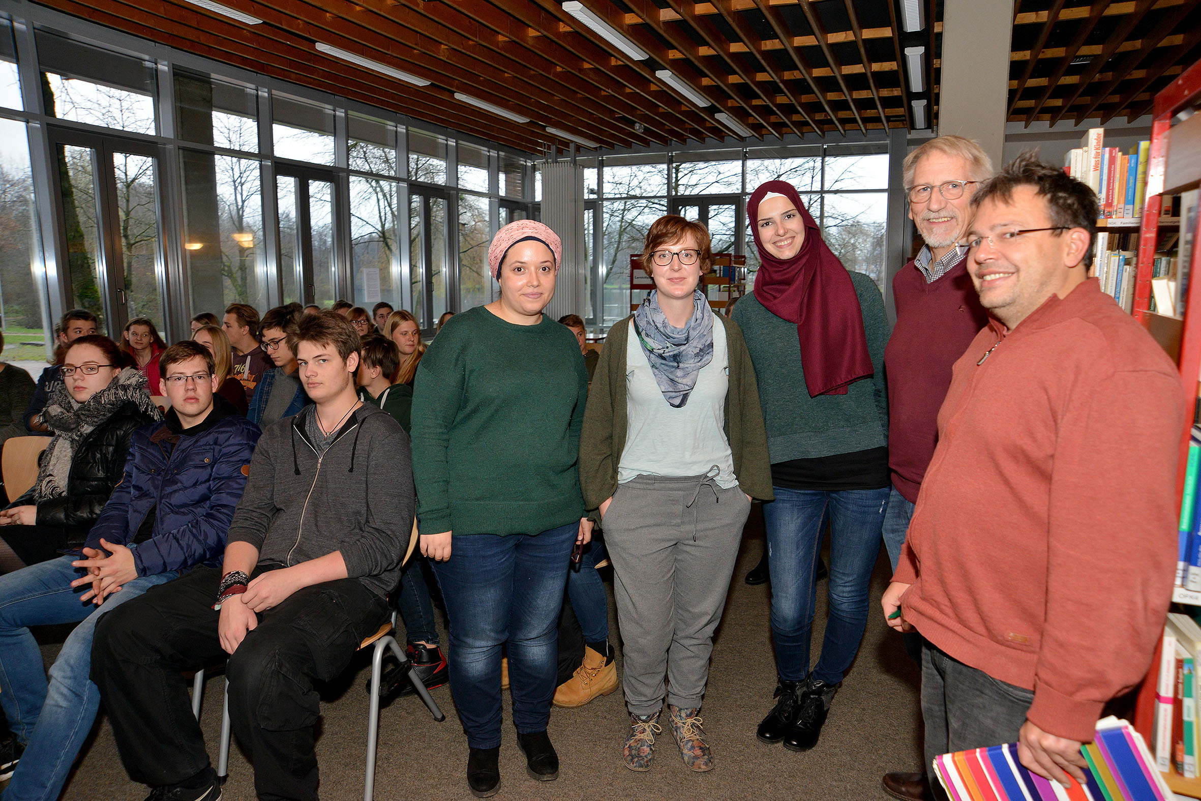 In der Projektreihe „Life back home“ berichteten die beiden Referentinnen Riham Sabbagh und Kinda Baraka den Schülern der Oberstufe der Gesamtschule Wulfen von ihrem Leben vor der Flucht in Syrien.