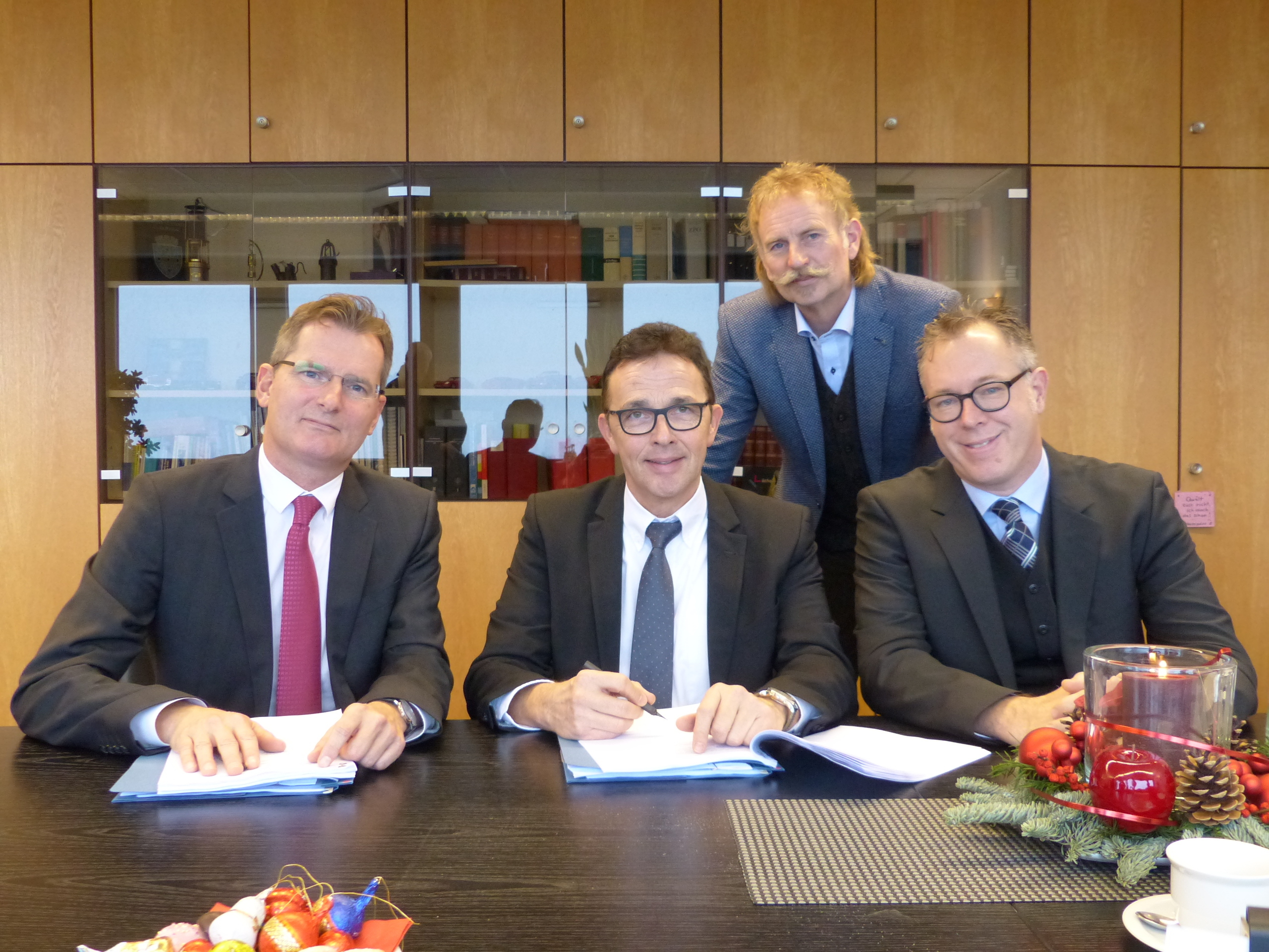 (v.l.n.r.) Notar Dr. Christian Lettmann, Bürgermeister Christoph Landscheidt, Kämmerer Martin Notthoff und Justiziar der RAG MI Christian Werner bei der Vertragsunterzeichnung. ^Foto: privat
