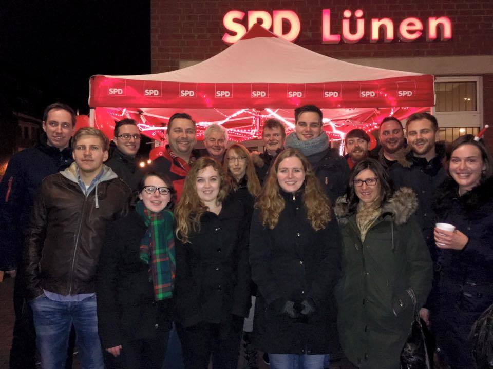 Die Jusos Lünen bei ihrem letzten Glühweinstand im Jahr 2016.
