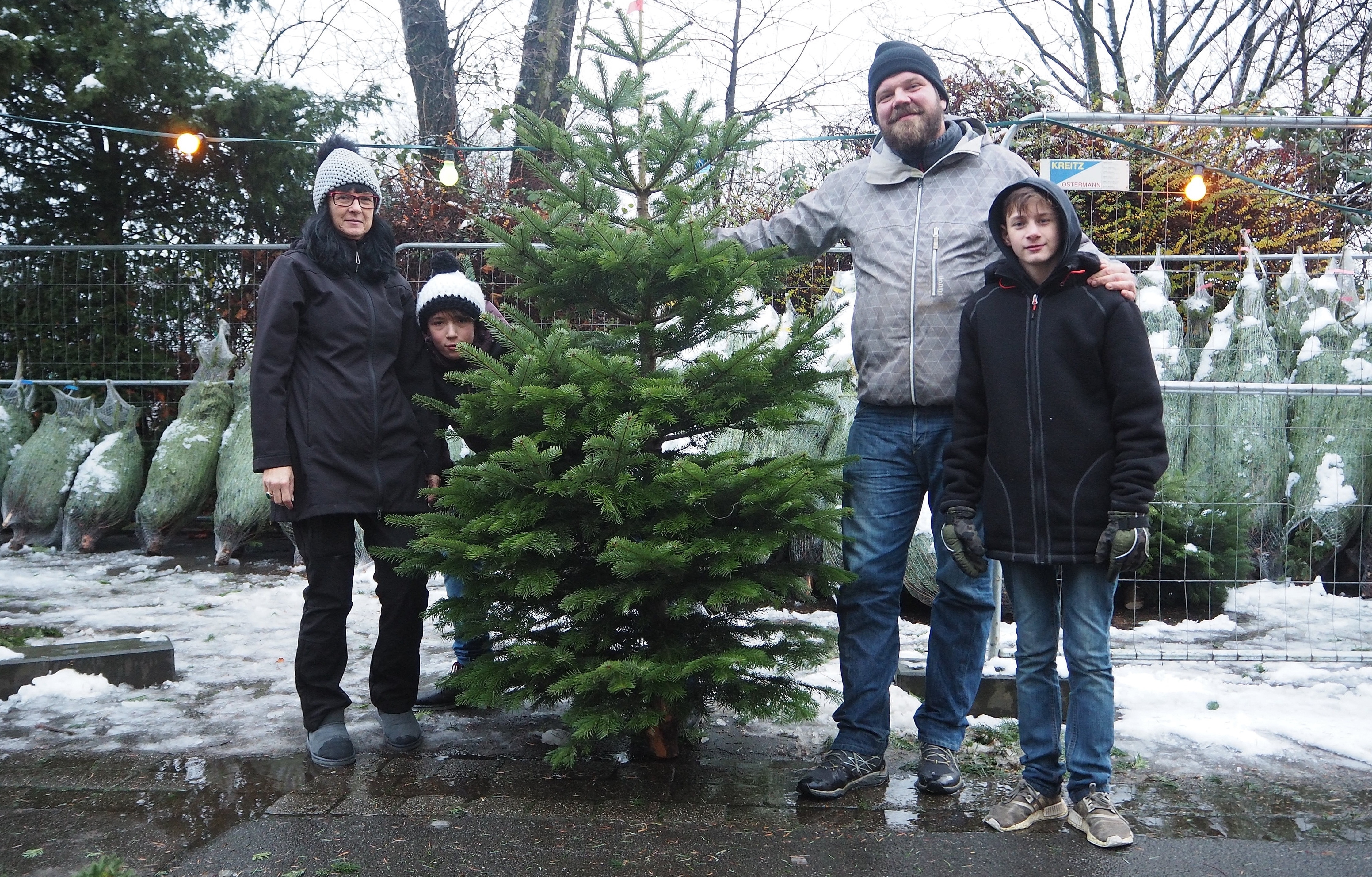 Verkäuferteam an der Frohnhauser Nelli-Neumann-Schule: Michaela Böntgen (stellvertretende Schulleiterin) und Christian von Witzleben (Sonderpädagoge) mit Jason und Dustin.