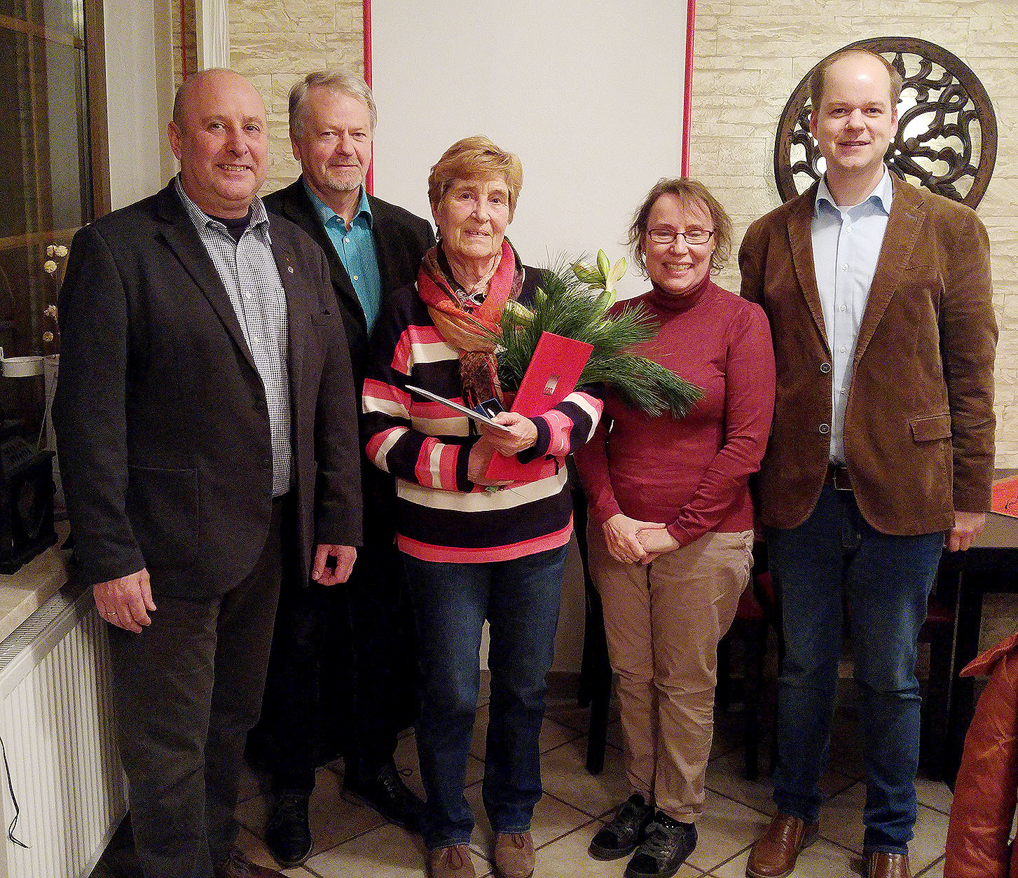 Das Foto zeigt v.r.n.l.: Michael Gerdes (MdB), Fraktionschef Friedhelm Fragemann, Jubilarin Isolde Bandilla, stellv. OV-Vorsitzende Petra Somberg-Romanski und Vorsitzender des Ortsvereins Julian H. Fragemann.