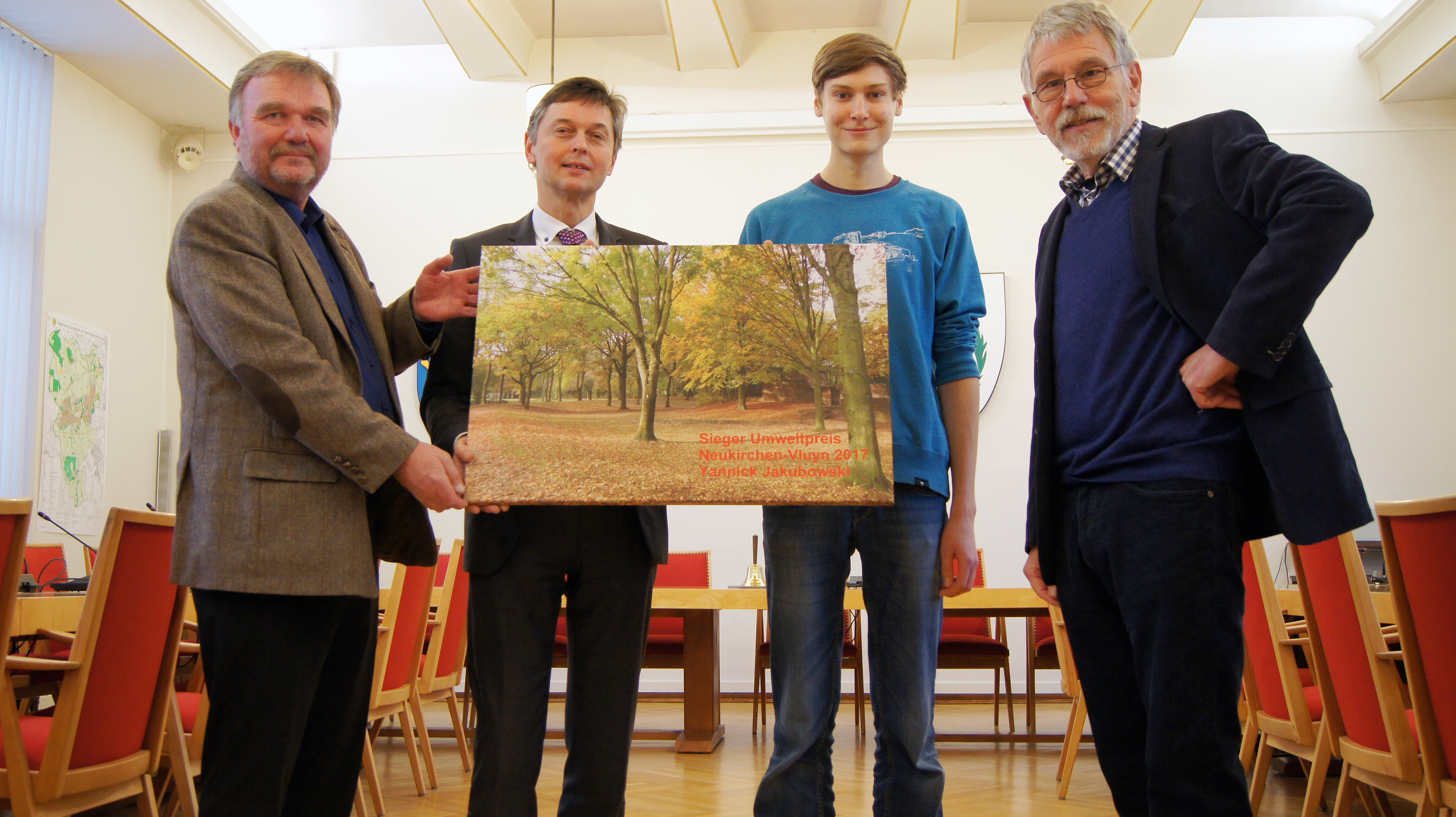 Bei der Prämierung: (v.l.) Winfried Exner, Bürgermeister Harald Lenßen, Yannick Jakubowski und Theo Klinkenberg Foto: privat