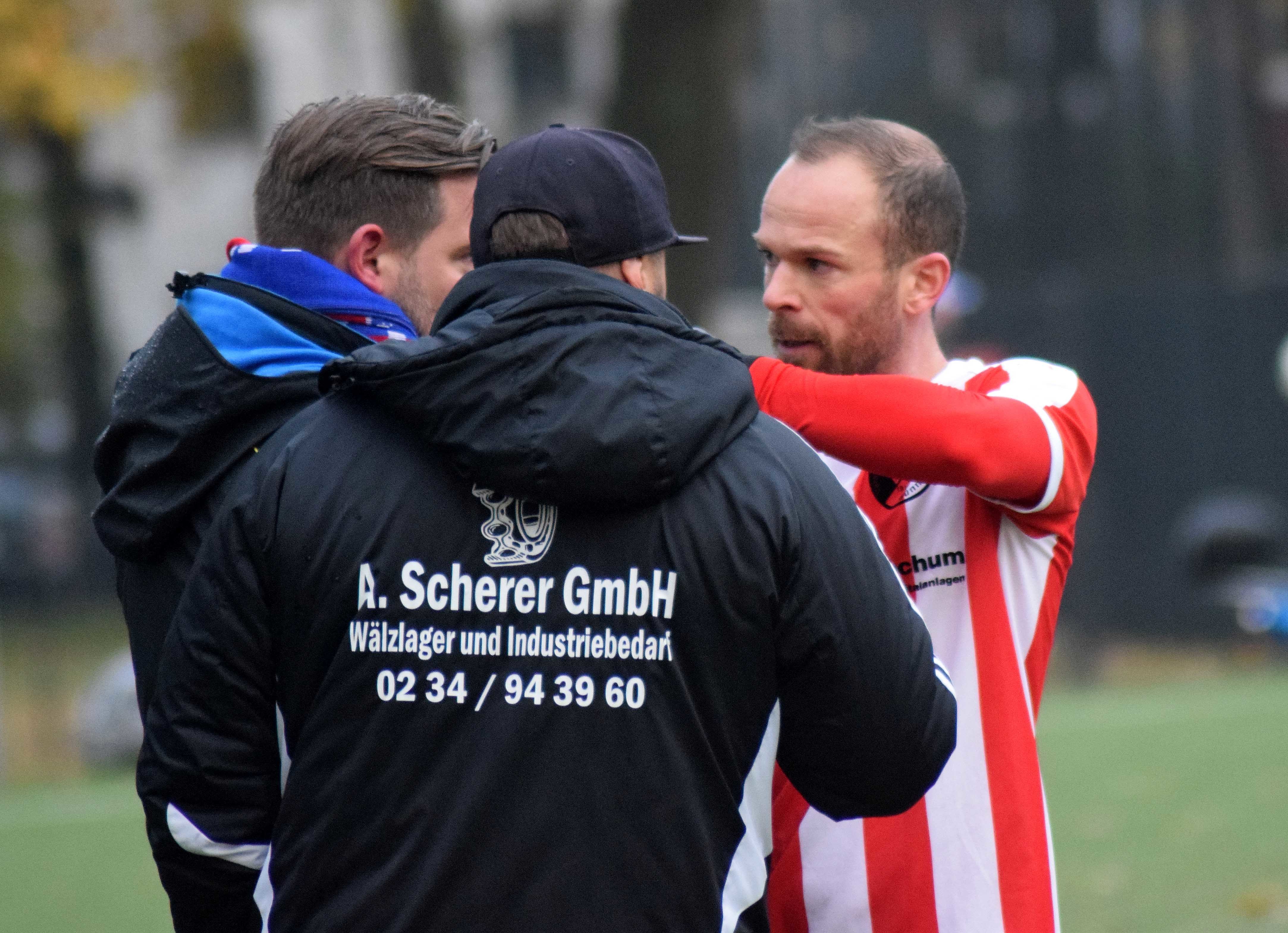 Alex Schreier (rechts), hier im Gespräch mit dem VfB-Trainerteam, wird in Mengede fehlen. FOTO: Peter Mohr