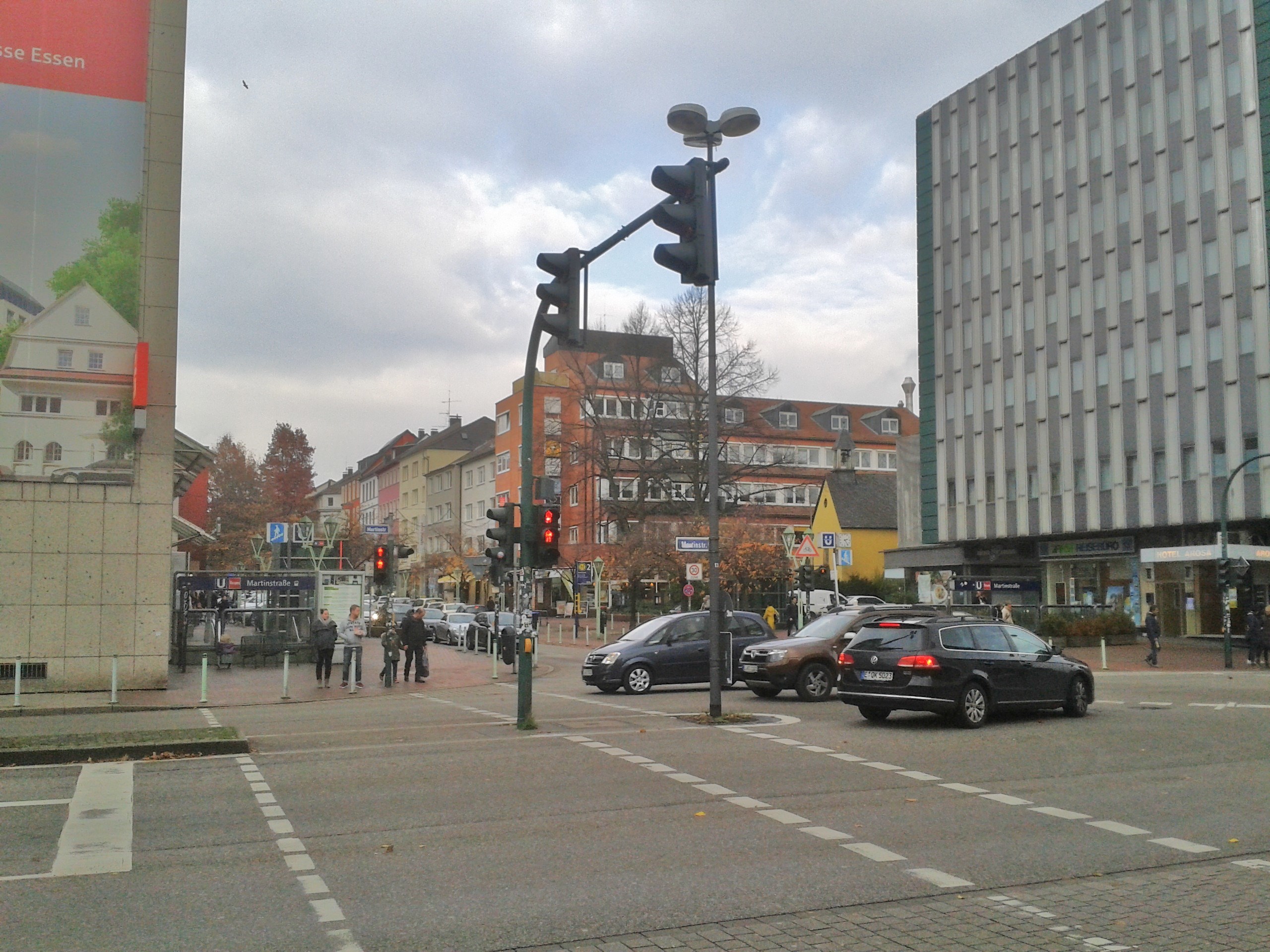 Kreuzung Martin Str./ Rüttenscheiderstr.: Ein Leben ohne eigenes Auto ist möglich und kann sogar Spaß machen - solange die Stadtteile nicht allzu einseitig autogerecht ausgebaut sind.