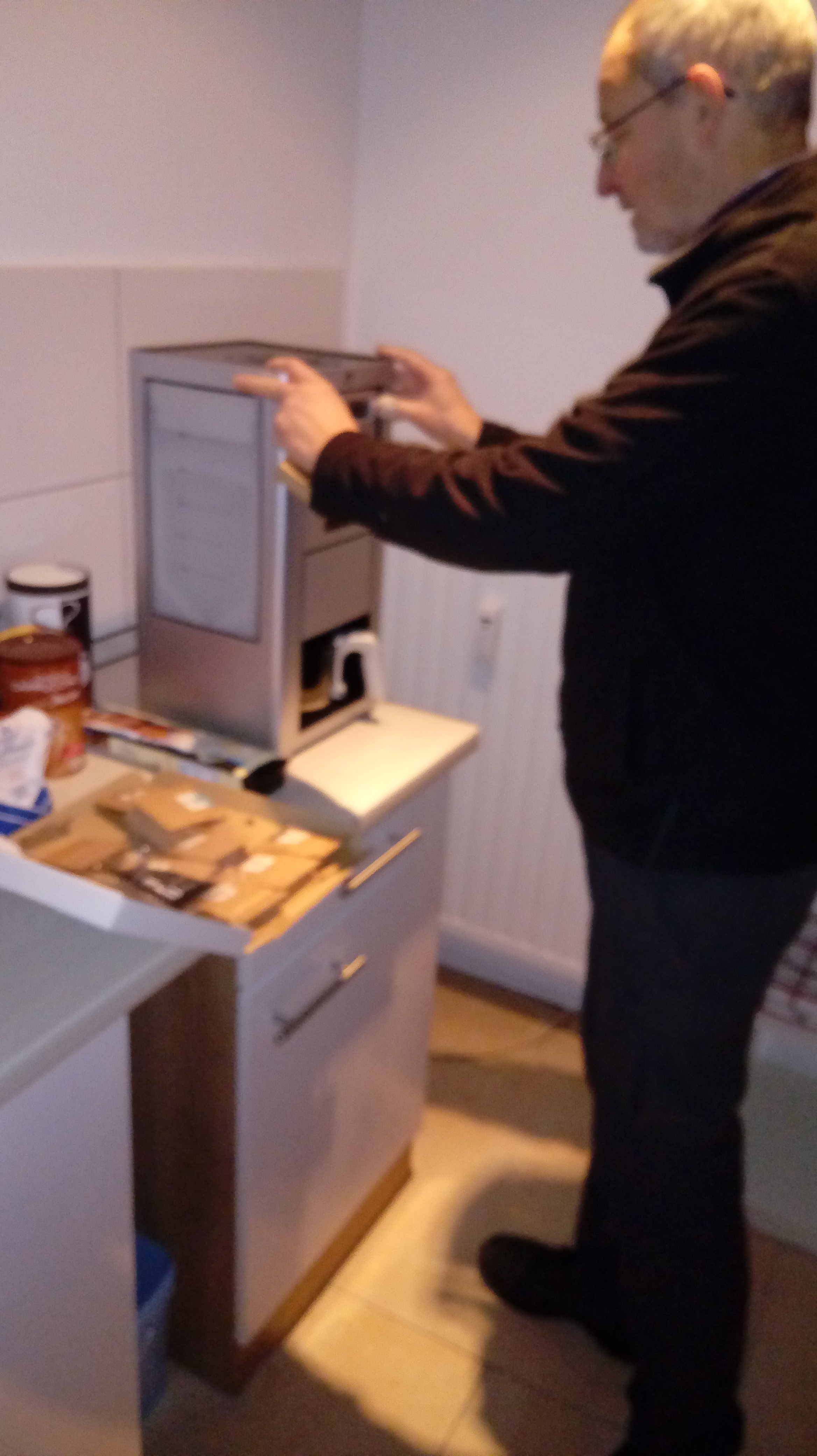 Thomas Werden an der neuen Maschine - entwickelt in Berlin