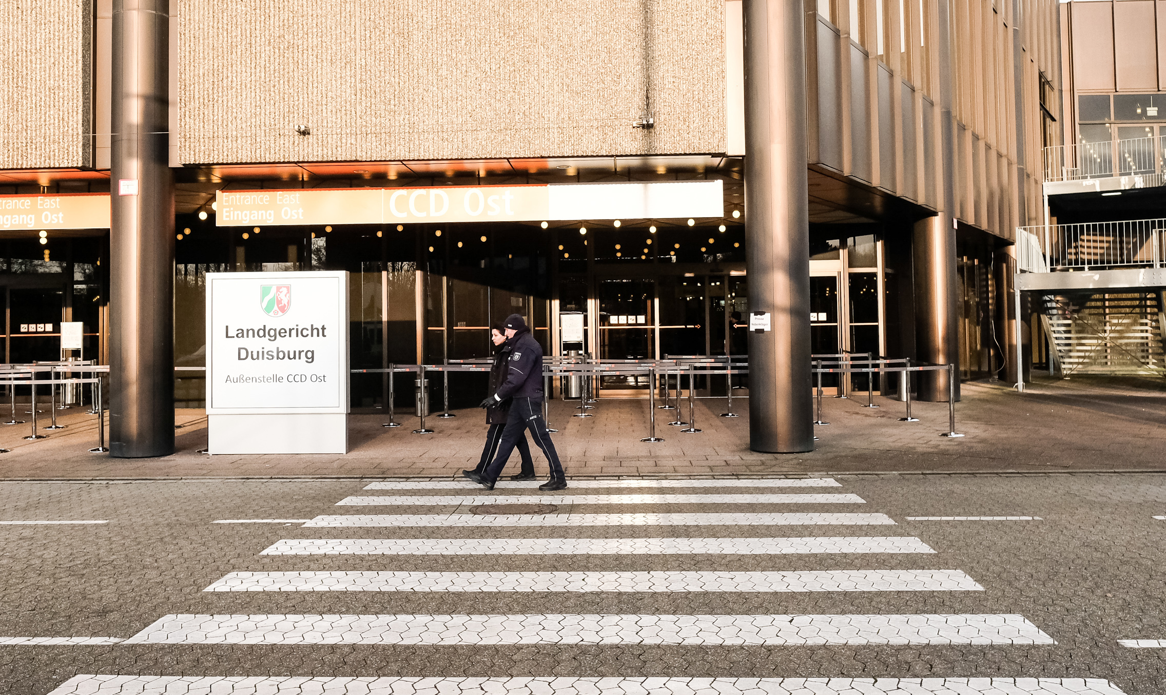 Das Congress Center Ost der Messe Düsseldorf ist aus Platzgründen offizielle Außenstelle des Landgerichts Duisburg, bietet Platz für 500 Personen. Am zweiten Verhandlungstag fanden sich aber kaum Besucher und Medienvertreter ein.