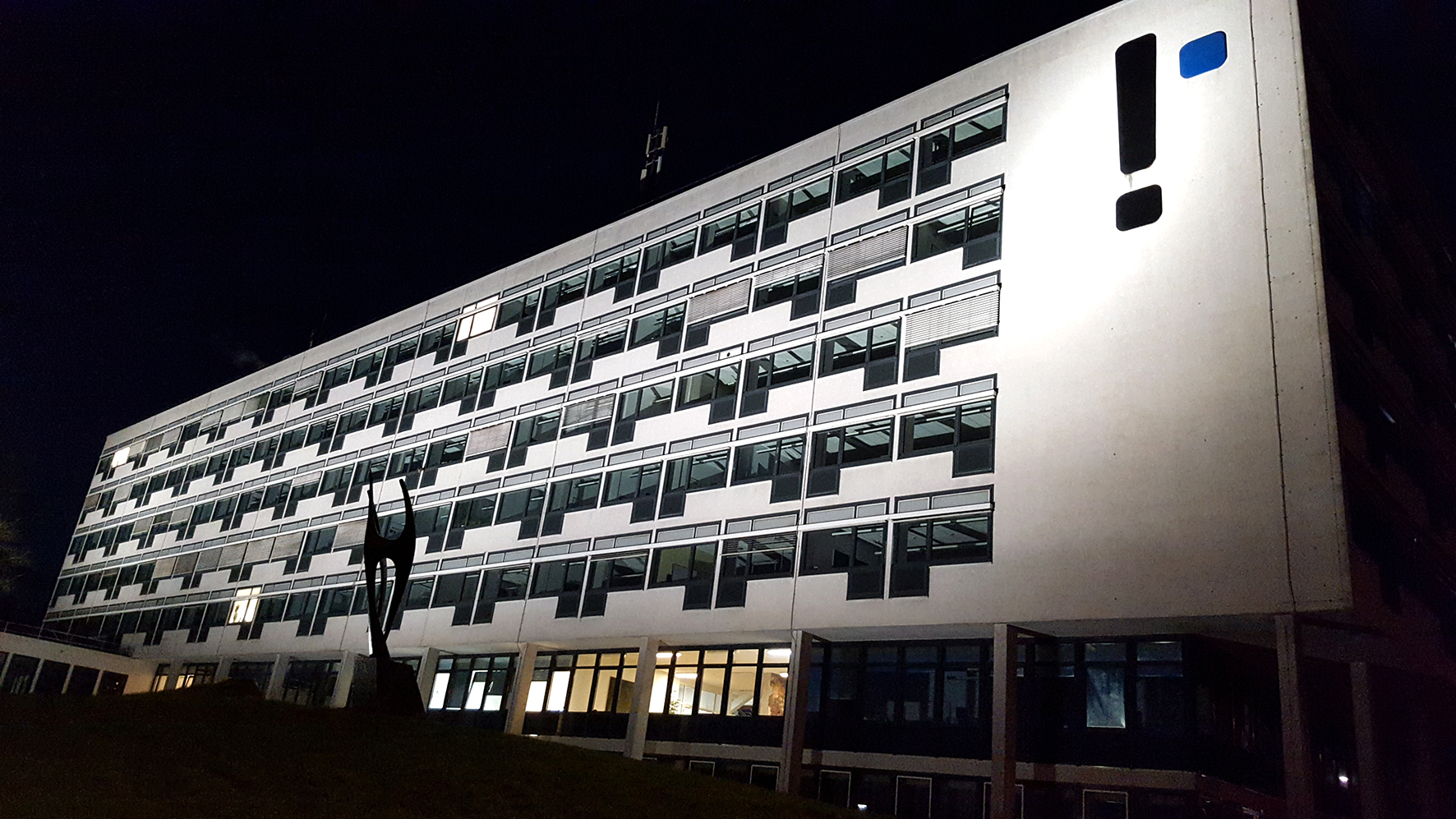 Ein Wahrzeichen der Stadt Hagen: Auch durch die neue Fassadenbeleuchtung kann man die Fachhochschule Südwestfalen schon aus der Ferne sehen.