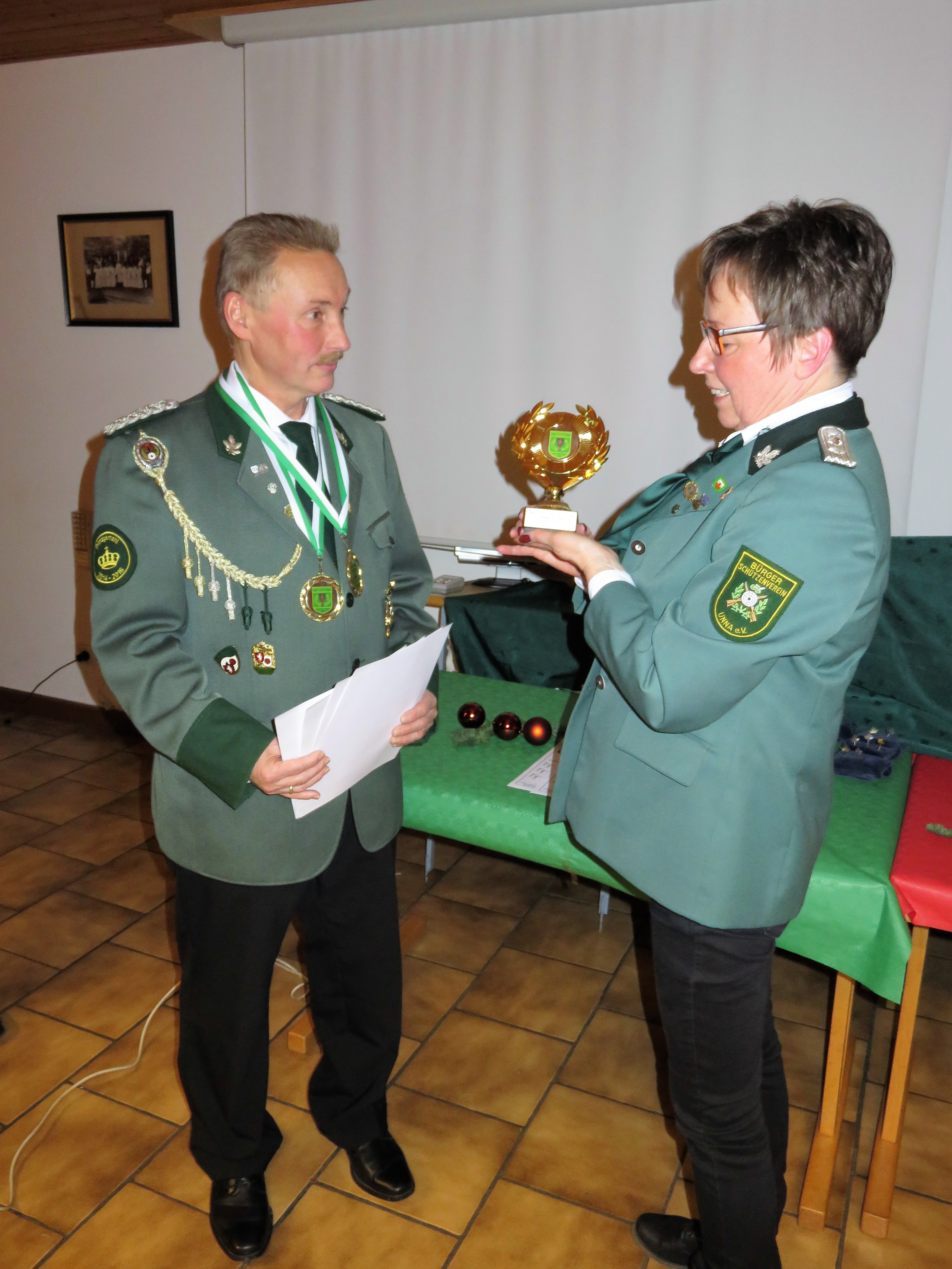 Karten Kahlfeld (l) und Petra Ehlert freuen sich über ihre 1. Plätze.