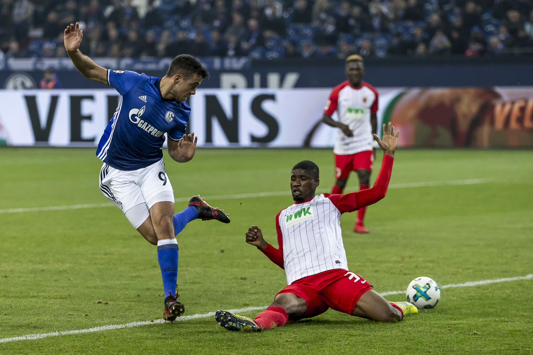 Mit einem echten Kunstschuss gelang Franco Di Santo Sekunden vor dem Halbzeitpfiff das 1:0 gegen den FC Augsburg. Eine flache Hereingabe bugsierte er mit seiner linken Hacke um seinen Gegenspieler herum gegen den machtlosen Torwart ins Netz.