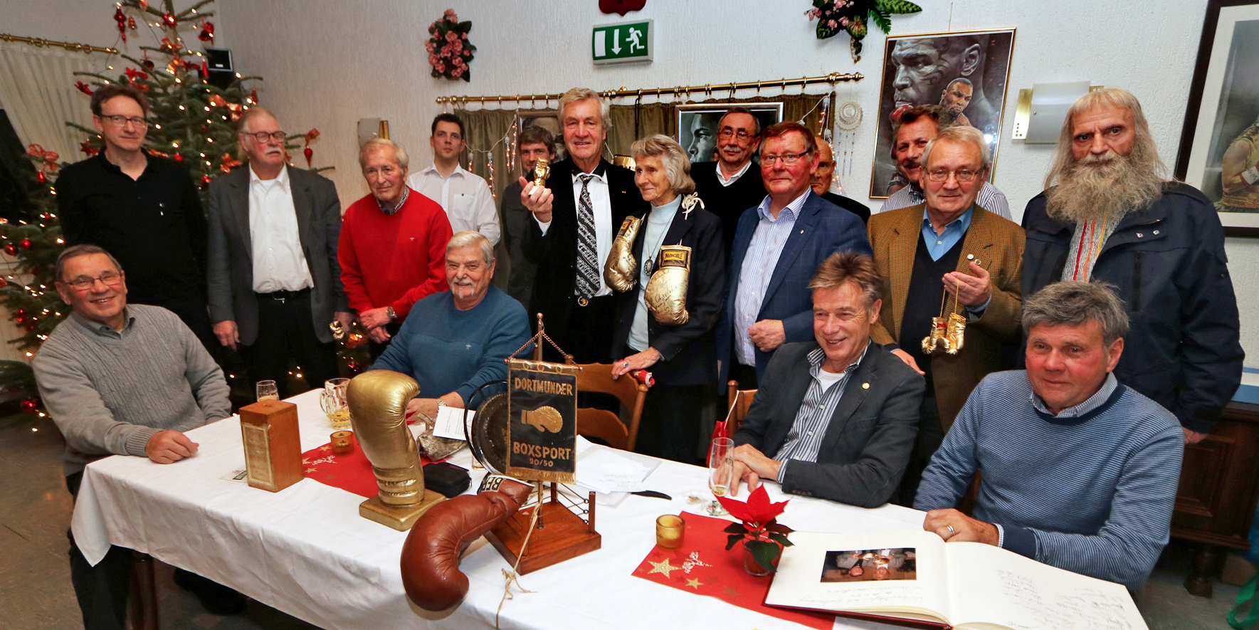 DBS-Weihnachtsfeier im Haus Puschnik: Mit dem "Goldenen DBS-Ehrenhandschuh" in der Mitte Prof.Folkert Klaassen. Daneben Olympiasiegerin Ursula Happe.
