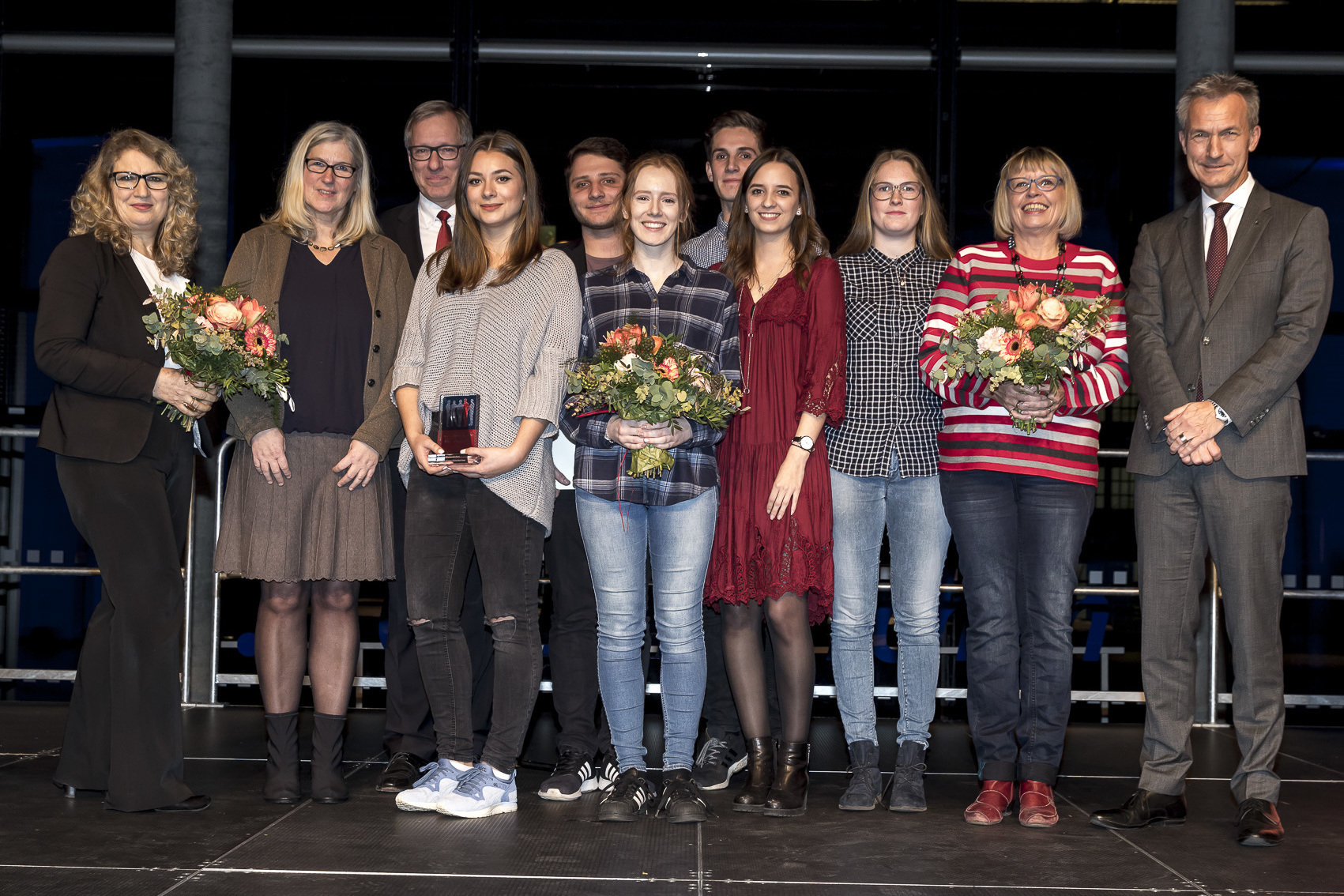 Das Foto zeigt die Preisträgerin Necmiye Öztürk, Ehrenamtsagentur-Vorsitzende Karina Wrona, Sparkassen-Vorstandsvorsitzender Bernhard Lukas, die Preisträger von U25 Gelsenkirchen-Online-Suizid-Prävention, Preisträgerin Monika Sommer-Kensche und Oberbürgermeister Frank Baranowski.