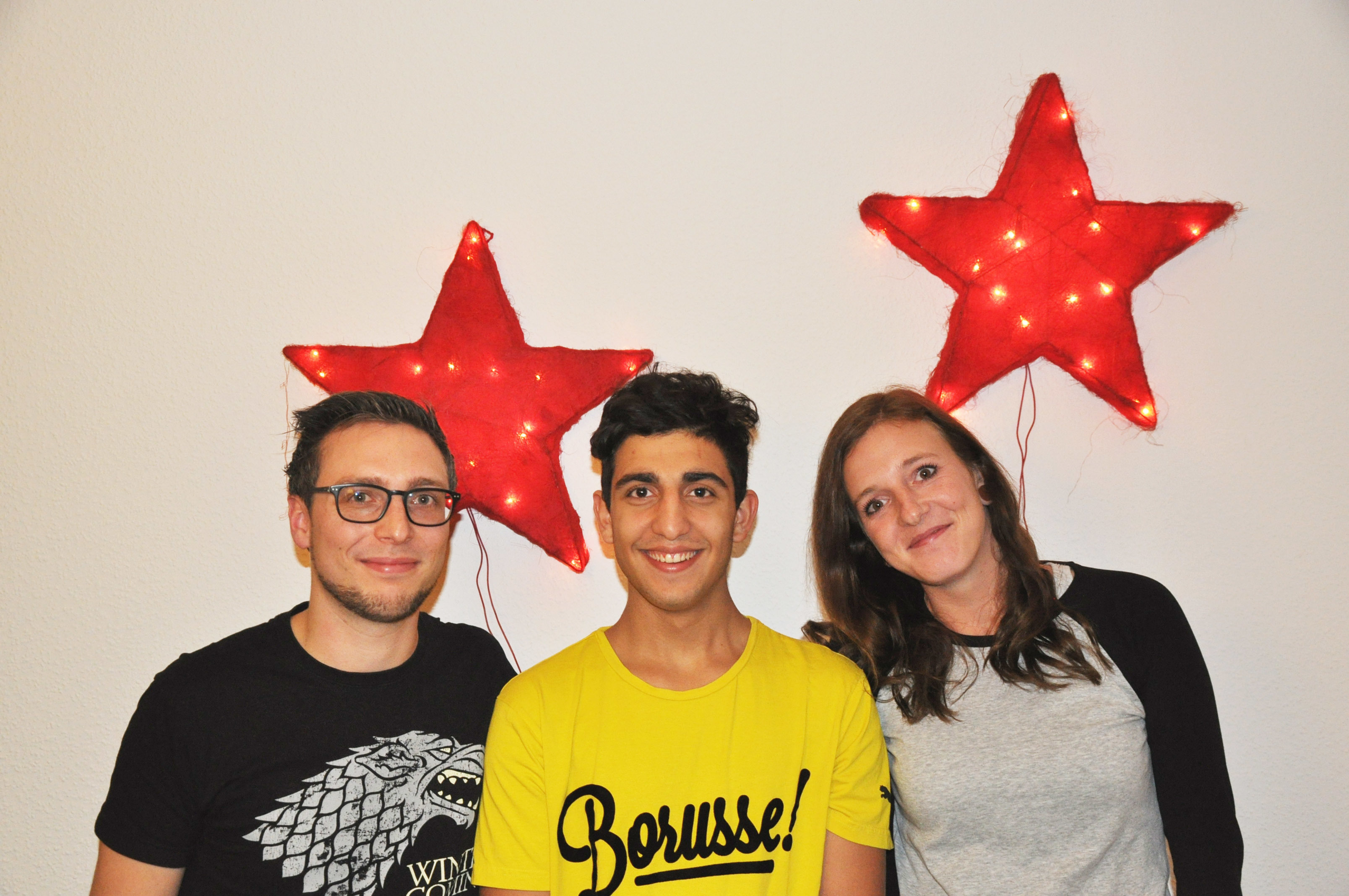 Die pädagogischen Mitarbeiter Fabian Rettinghaus und Janina Rehwinkel nehmen fürs Foto Mohamed Shehab aus Syrien in ihre Mitte. Zusammen mit sieben weiteren Jugendlichen lebt er in der Wohngruppe 2 des Kinderheims der Funkestiftung in Essen-Bredeney.