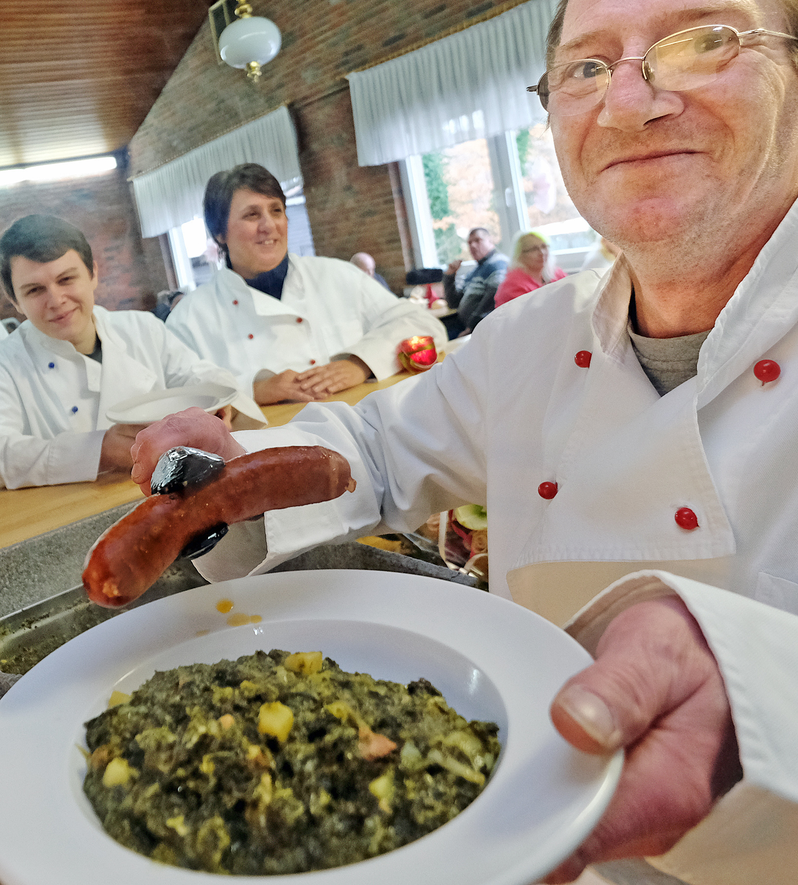 Kolüsch, das Restaurant der Herzen, hat wieder geöffnet. Bis zum 16. März gibt es warme Mahlzeiten für Obdachlose und Arme montags bis freitags im ehemaligen Pfarrheim St. Barbara, Am Unterberg 12. In diesem Jahr besteht Kolüsch seit 25 Jahen. Foto: Kappi