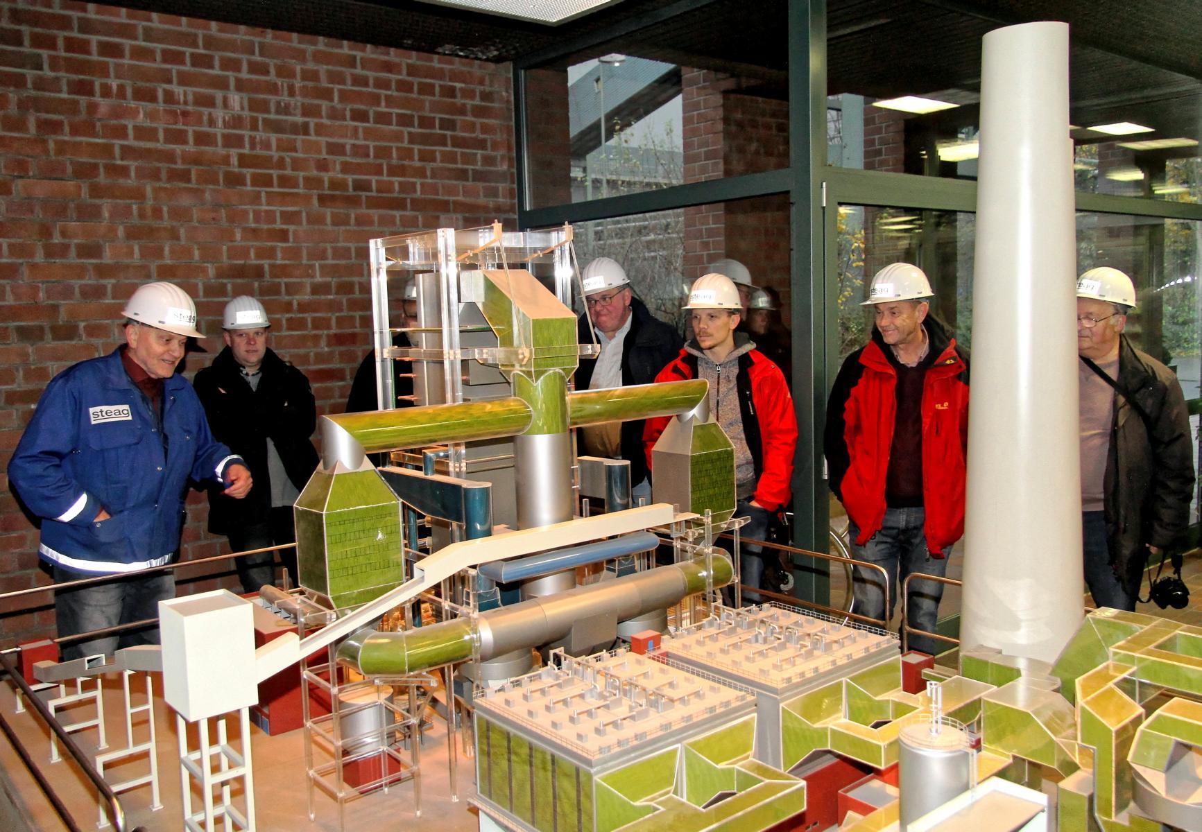 Unter der Führung von Gästeführer Jürgen Wandelt erfuhren die Kamener Wasserretter vieles über den Hafen und die Natur. Foto: privat