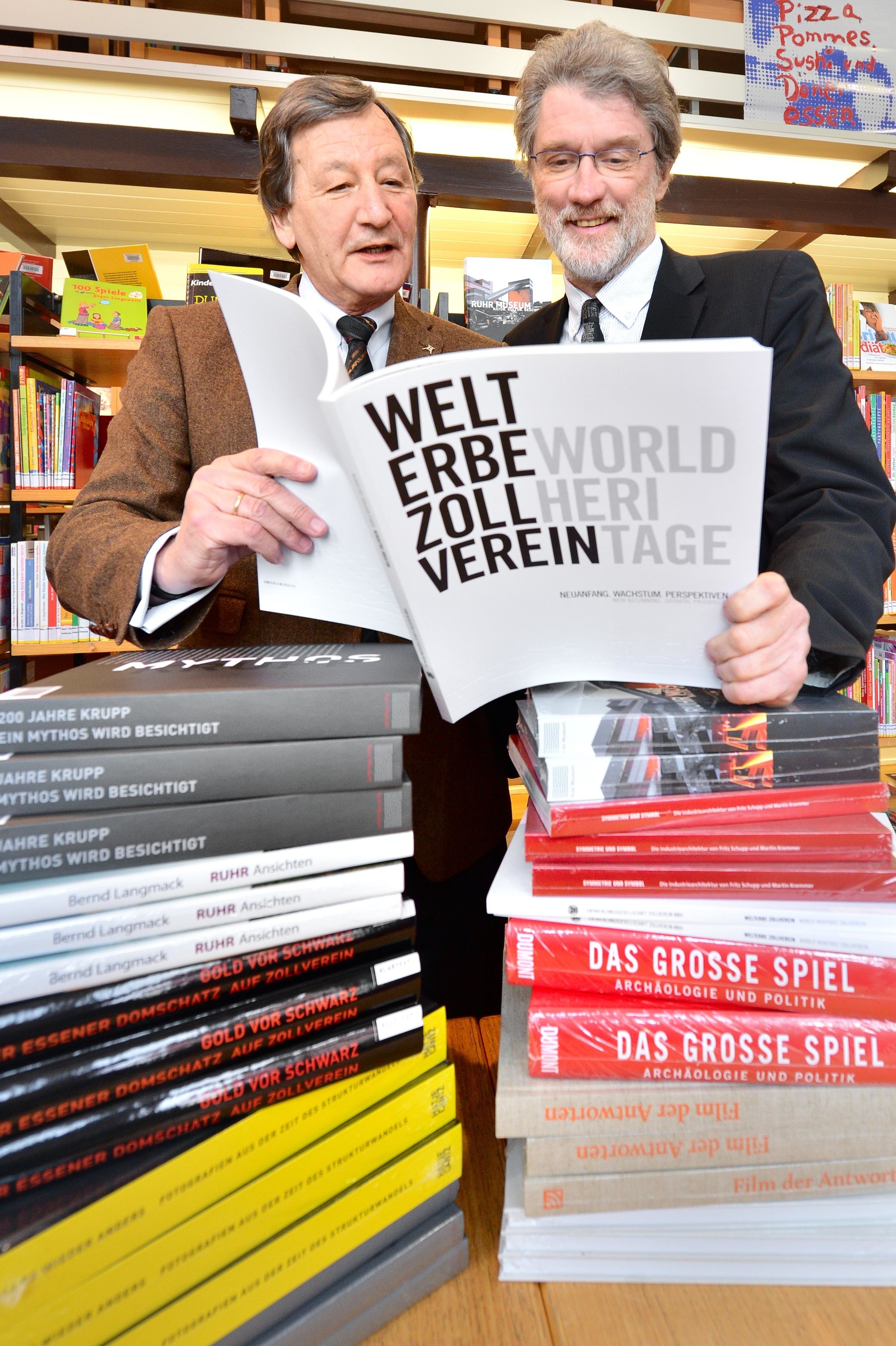 Klaus-Peter Böttger (rechts im Bild), Direktor der Essener Stadtbibliothek, hat sich für STADTSPIEGEL-Leser umgeschaut, was der Buchmarkt zum Fest so bietet. Foto: Archiv