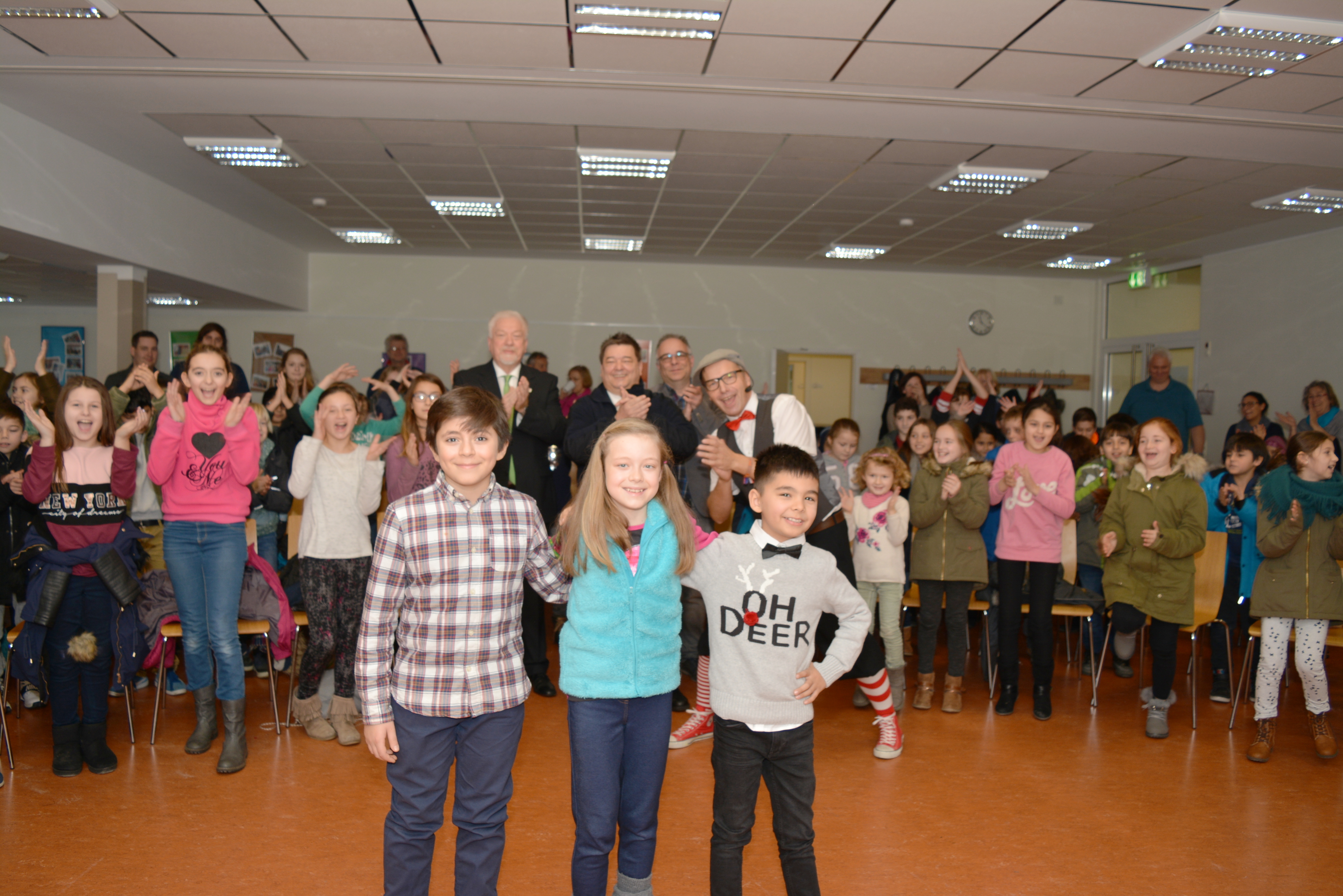 Riesenbeifall für drei tolle Kids im Nachbarschaftszentrum Hüls-Süd: Laura Herdzina, Azdasher Hasou und Liam Spielmann.