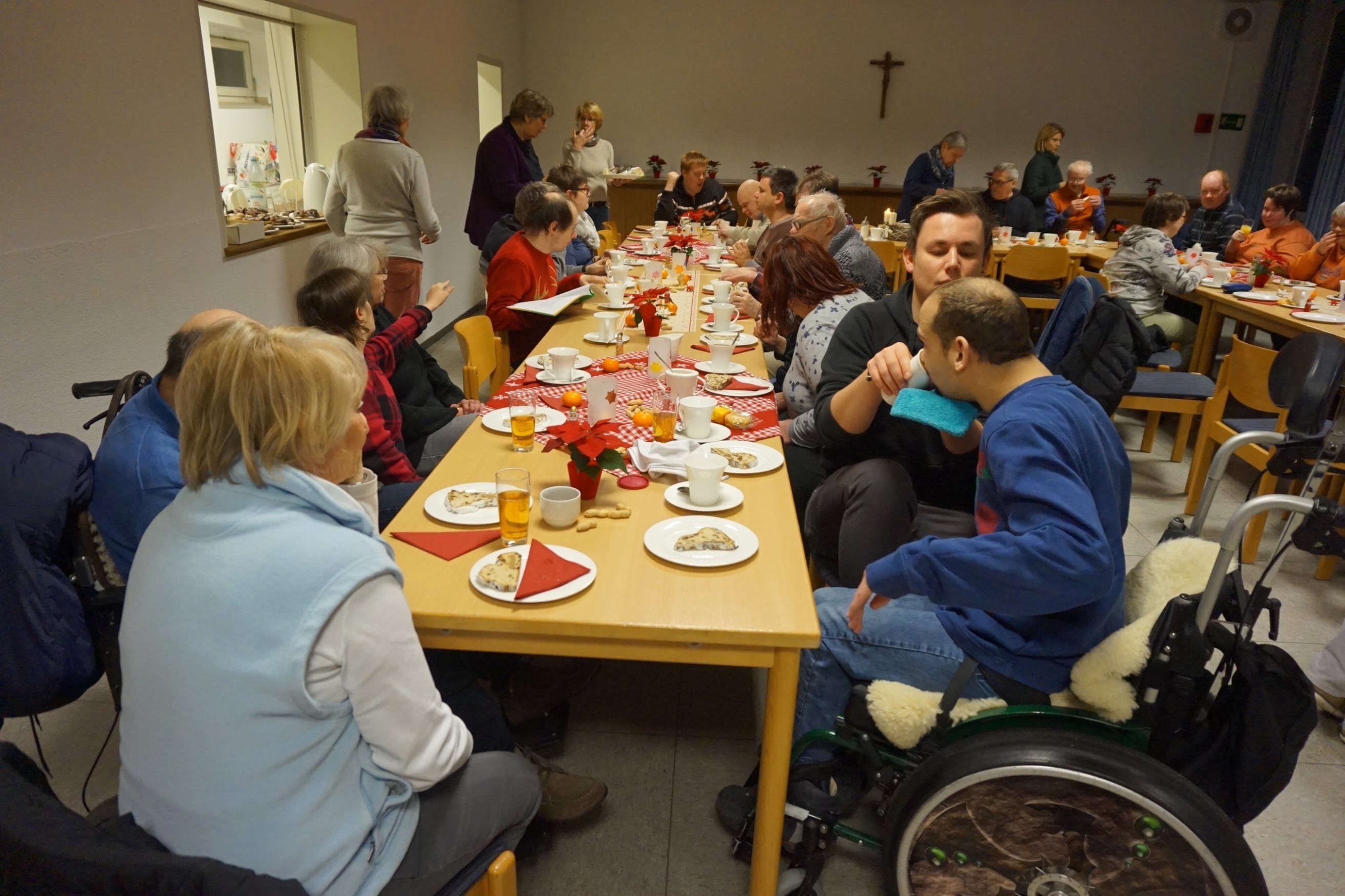 Fröhliches Kaffeetrinken mit Stollen und Gebäck, Orangen und Erdnüssen leitete die Weihnachtsfeier der Lebenshilfe-Teestube ein.