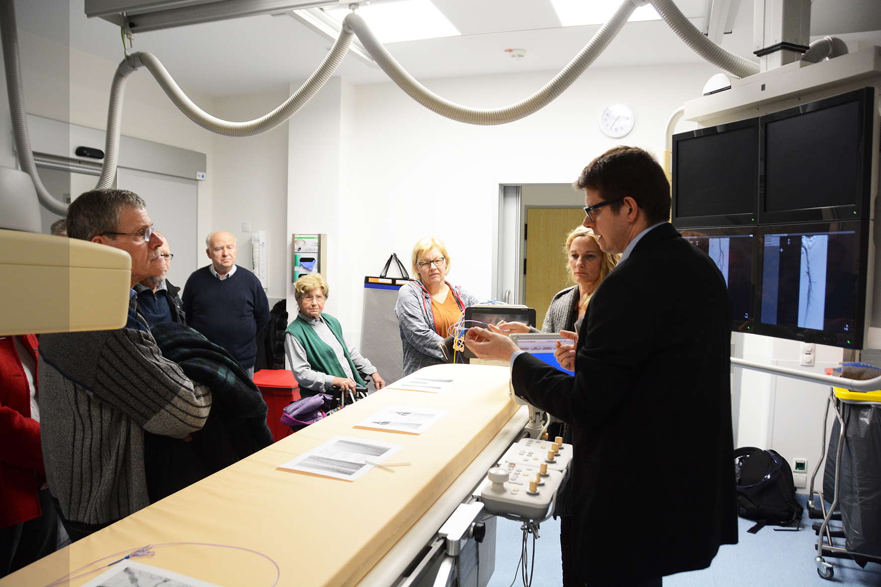 Oberarzt Markus Hörbelt zeigte und erklärte die ultramoderne Angiographieanlage. Foto: privat