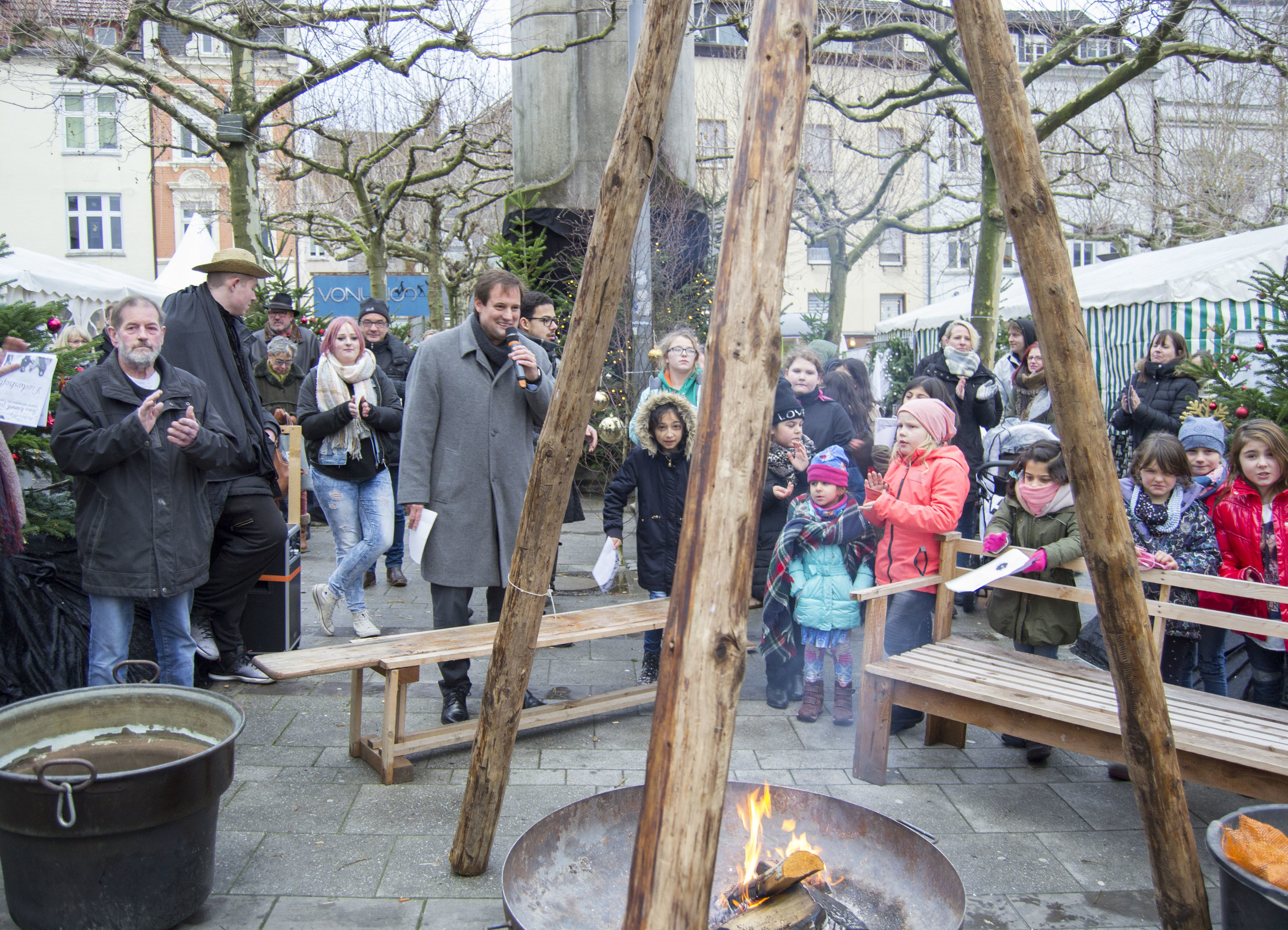 Der stellvertretende Bürgermeister Thorsten Schick eröffnete gemeinsam mit Sponsoren, Initiatoren und zahlreichen Mitstreitern am Donnerstag, 14. Dezember, offiziell das Kinderweihnachtsdorf. Direkt im Anschluss startete wieder die große Weihnachtsparade der Kinder durch die City.