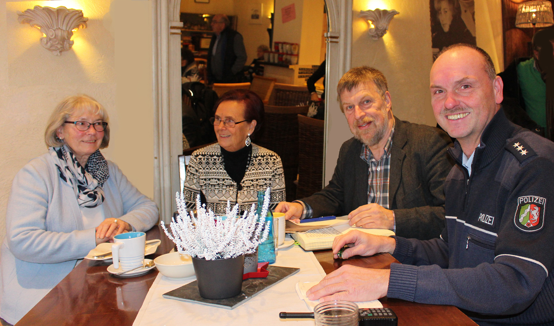Bürgersprechstunde mit Ortsvorsteher Dr. Peter Kracht und Polizeihauptkommissar Jürgen Horstmann ■ Foto © Jürgen Thoms