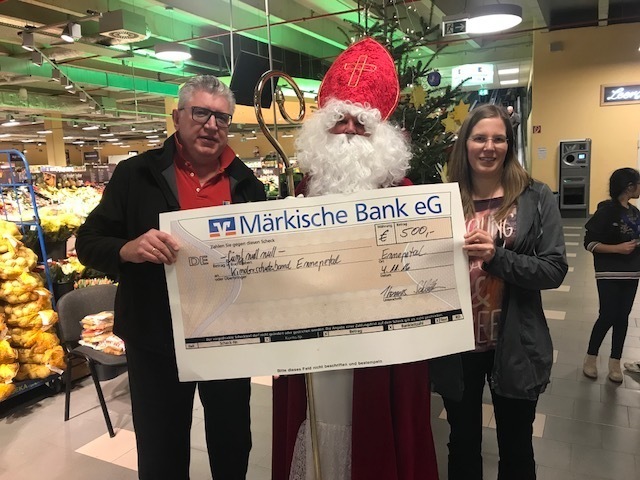 Thomas Schlöder (EDEKA), der St. Nikolaus und Maren Heidemann, Vorstandsteam-Mitglied des DKSB, bei der Übergabe des wertvollen Schecks.