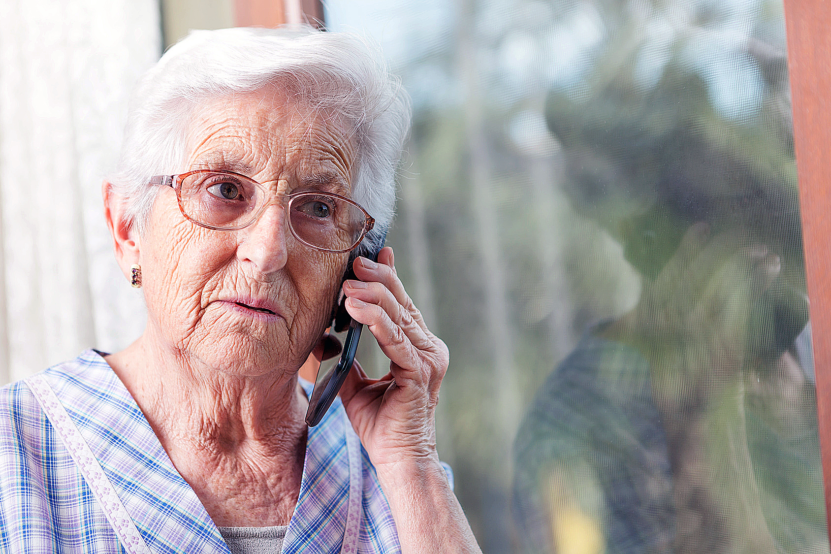 Offiziell seit dem Jahr 2009 verboten, versuchen dreiste Werber nach wie vor per Telefonanruf auf Kundenfang zu gehen. So warnt aktuell die "ELE" vor dubiosen Anrufern und rät: Einfach auflegen!
