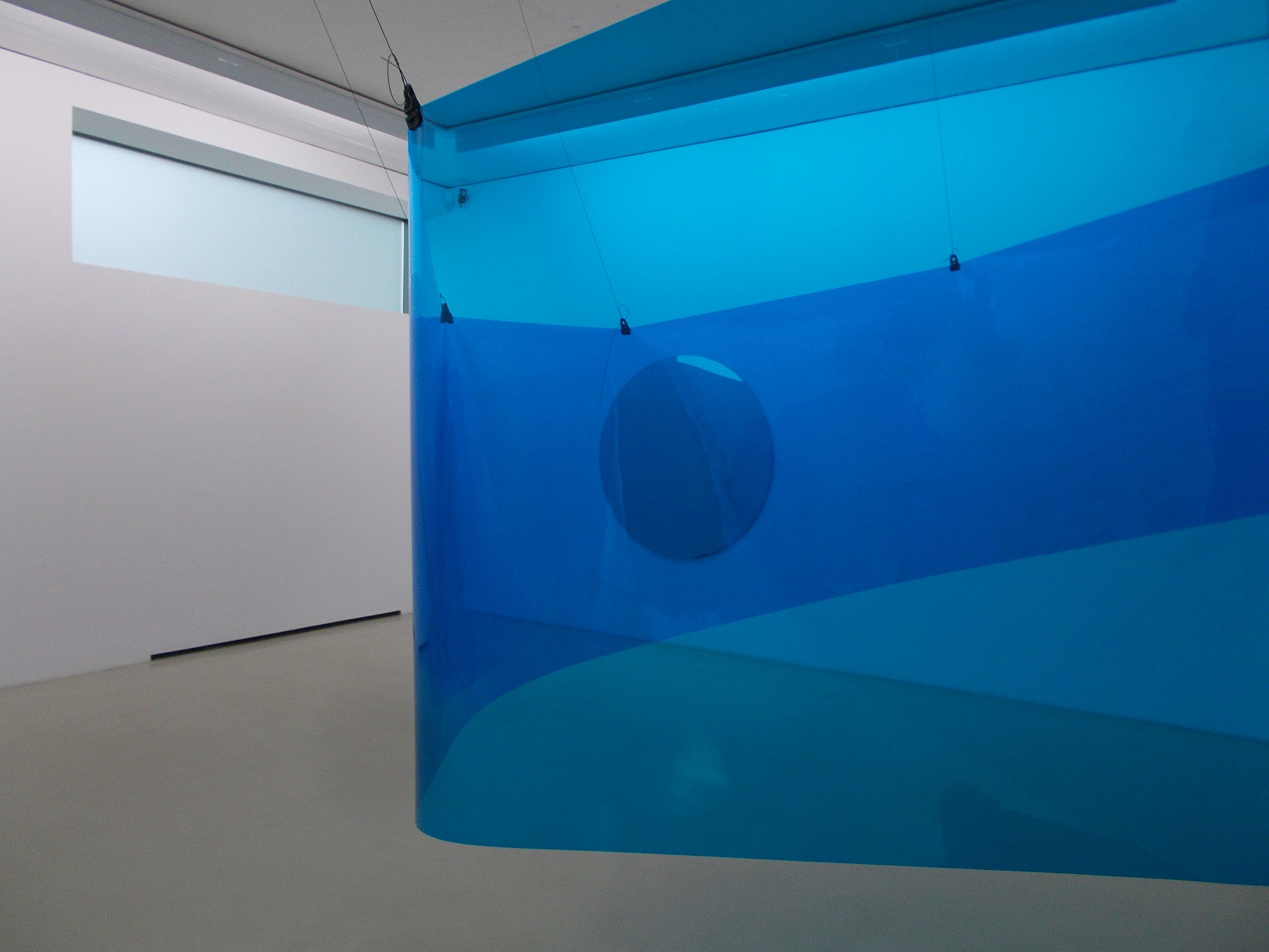 "Blaubeziehung. Nikolaus Koliusis" im Museum DKM. Blick in die Ausstellung.