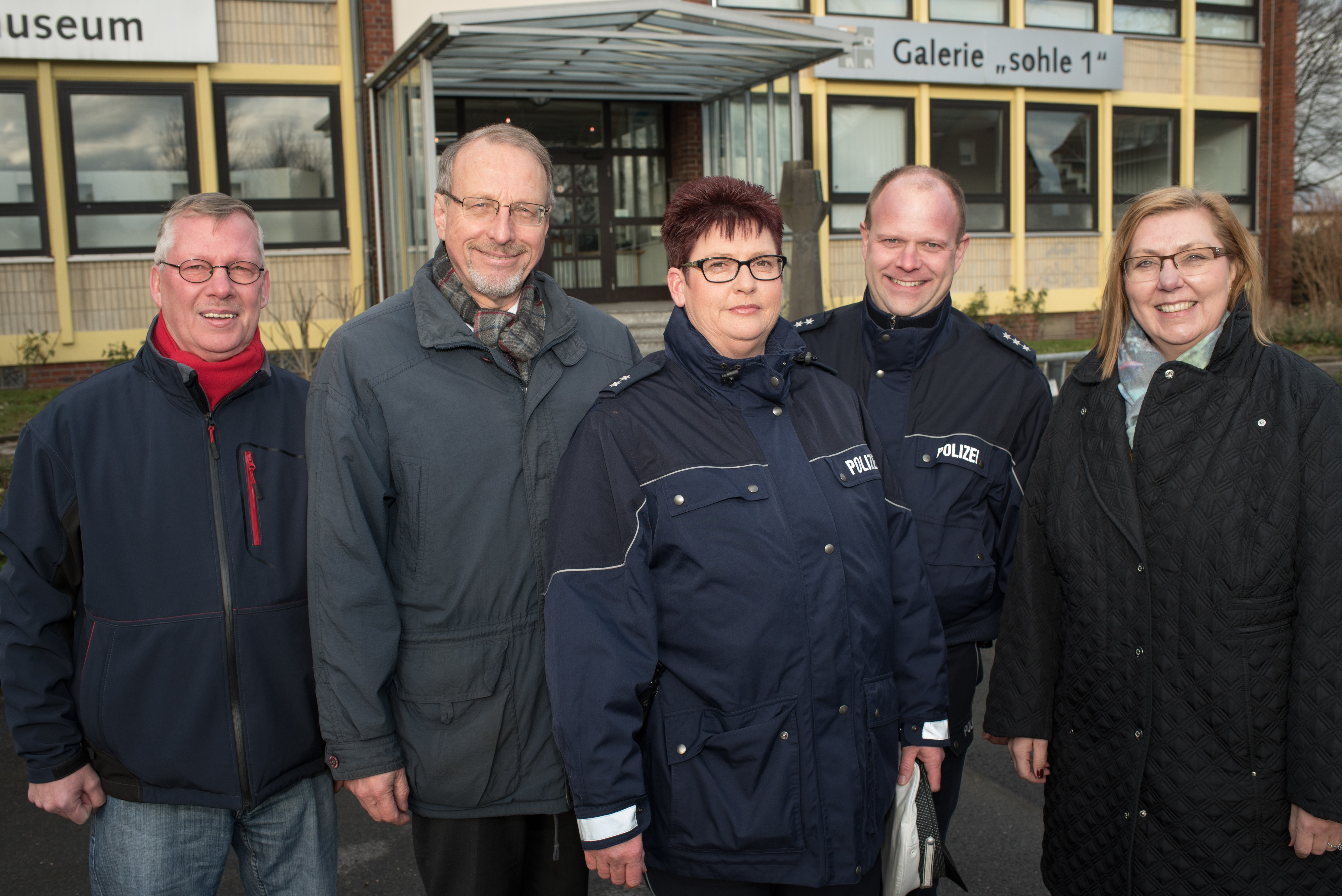 v.l. Ortsvorsteher Michael Jürgens, Bürgermeister Roland Schäfer, Bezirksbeamtin Petra Maschewski, Marc Westerhoff, Leiter der Wache, und Dezernentin Christine Busch