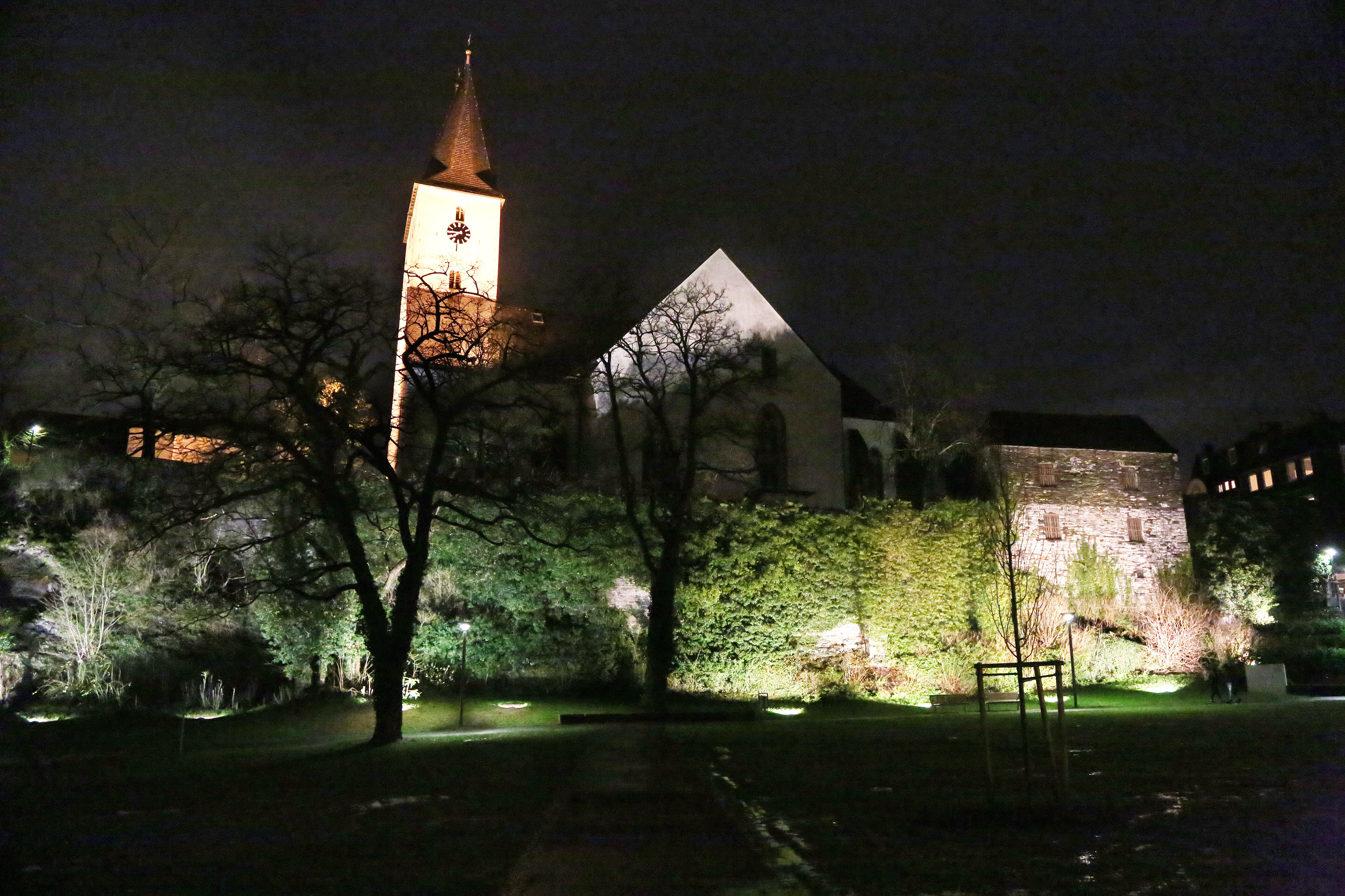 Die neue Beleuchtung taucht die alte Stadtmauer in den Abendstunden in ein stimmungsvolles Licht.