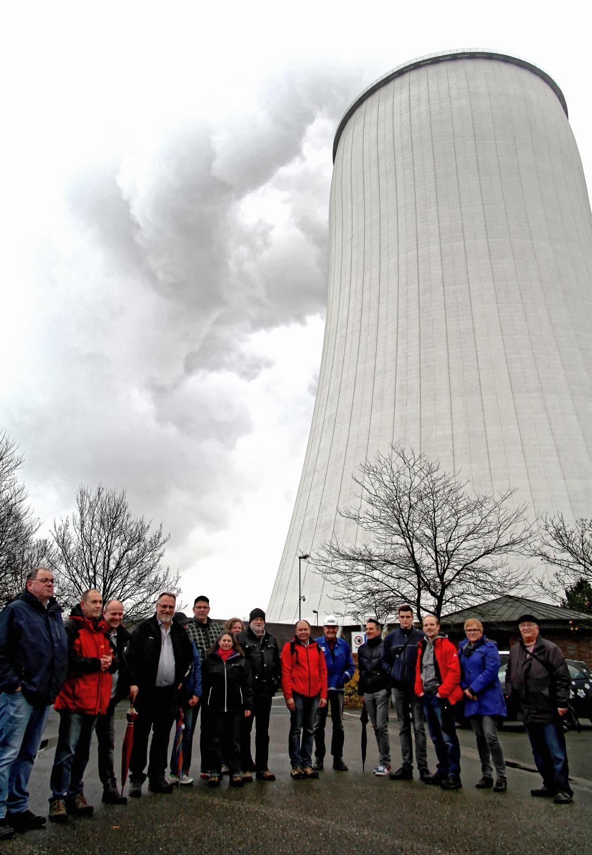 Die DLRG vor dem Steag-Steinkohlekraftwerk. Foto: privat