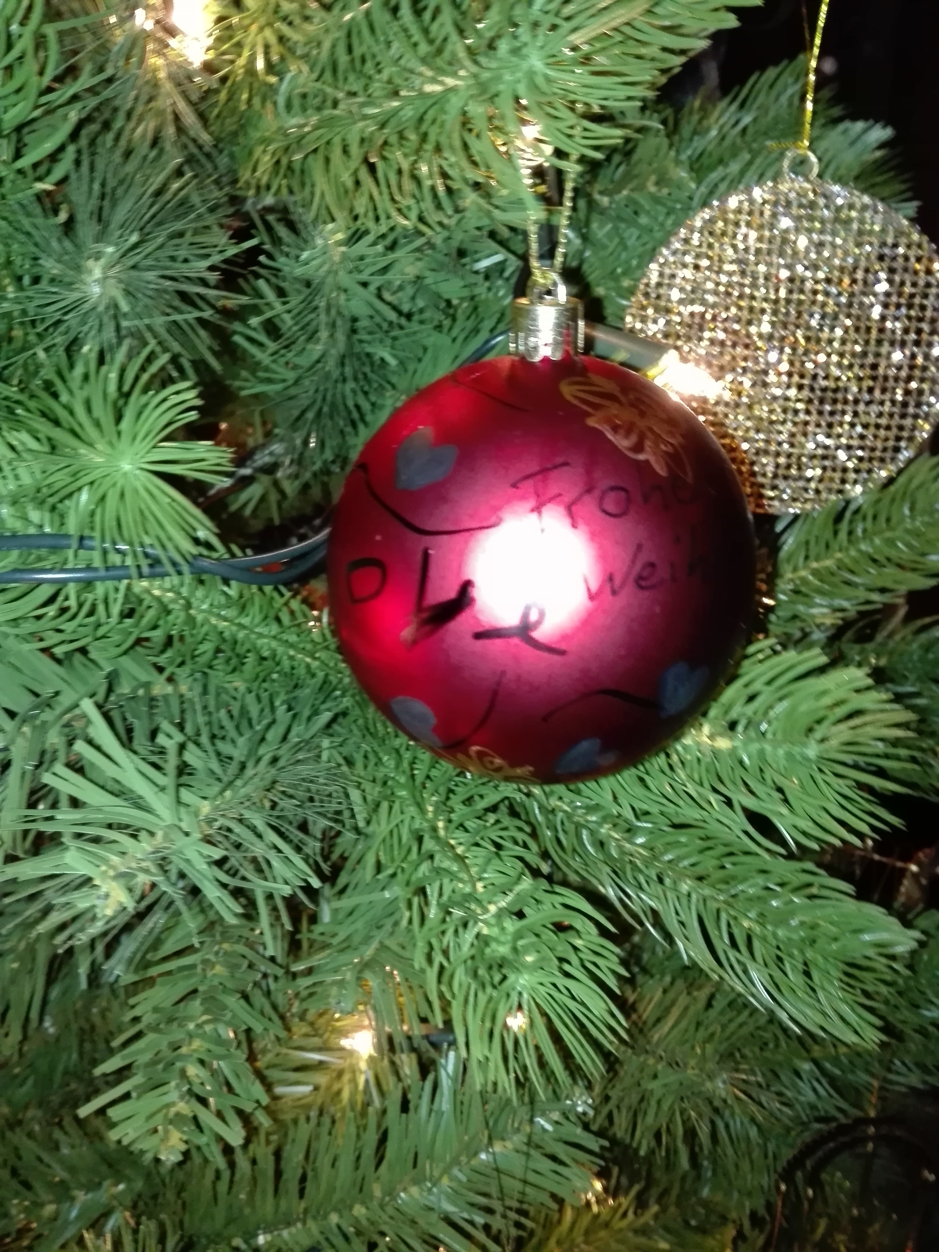 Ein Dankeschön von Flüchtlingskindern an die AWO Sprachpaten : selbst bemalte Weihnachtskugeln