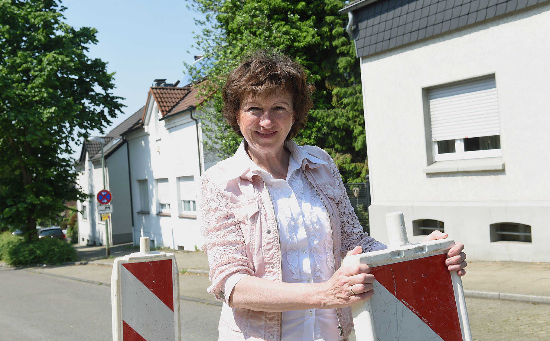 Frust mit den Fahrbahnnasen: CDU-Ratsfrau Regina Hallmann engagiert sich seit langer Zeit für die Dümptener Straße. Archivfoto: Debus-Gohl
