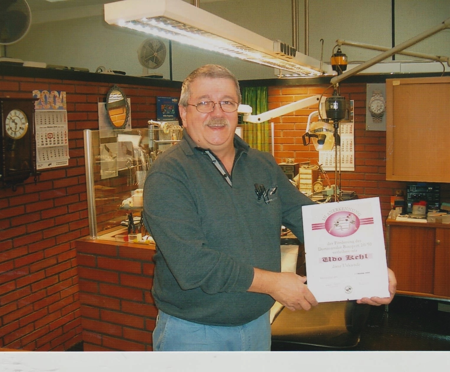 Juwelier Udo Kehl mit der DBS-Förderurkunde.