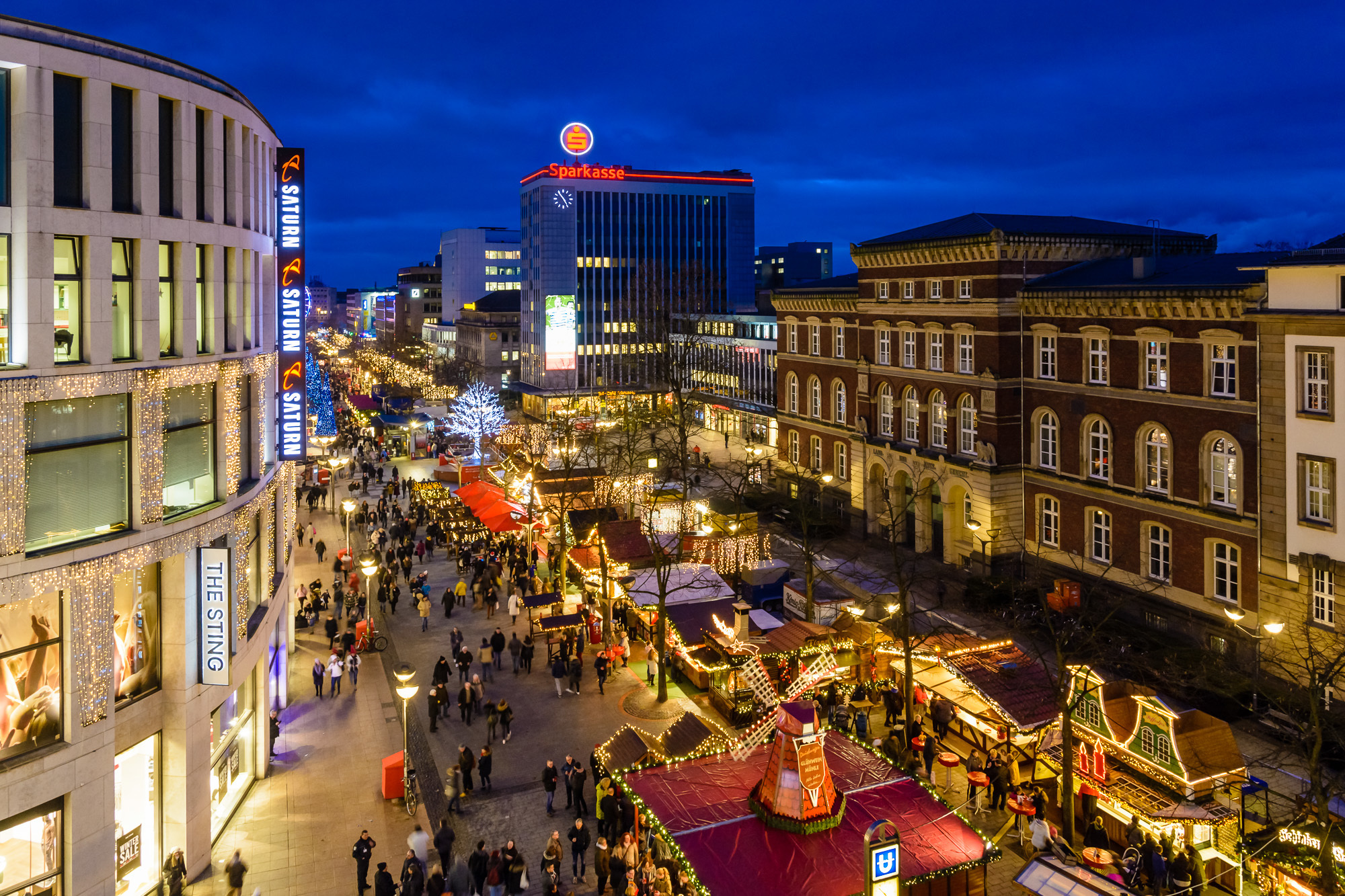 Blick von der Dachterrasse des Karstadt-Restaurants auf den Weihnachtsmarkt auf der Königstraße
