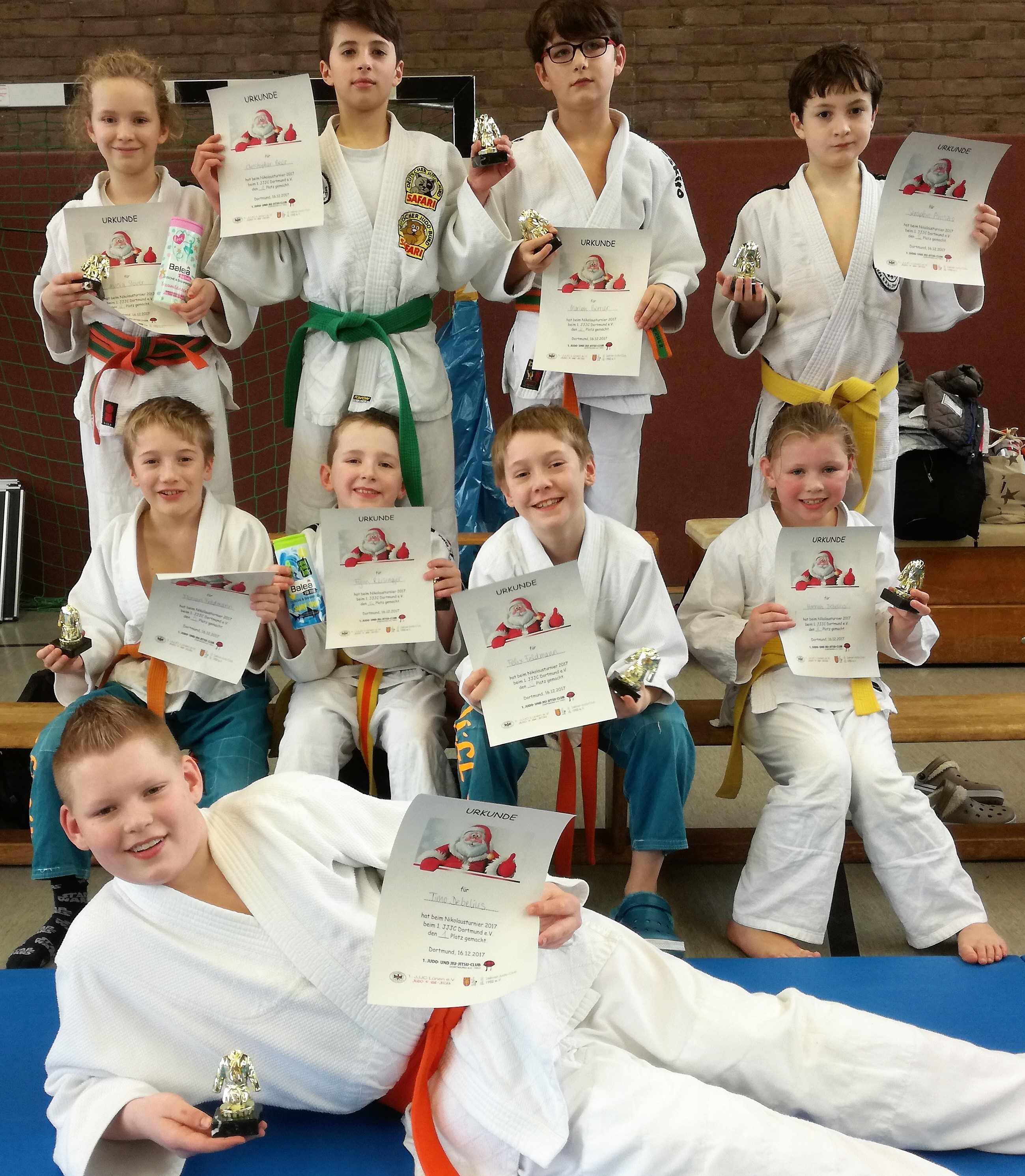 Stolz zeigen die Nachwuchsjudoka des 1. JJJC Lünen die erkämpften Trophäen.