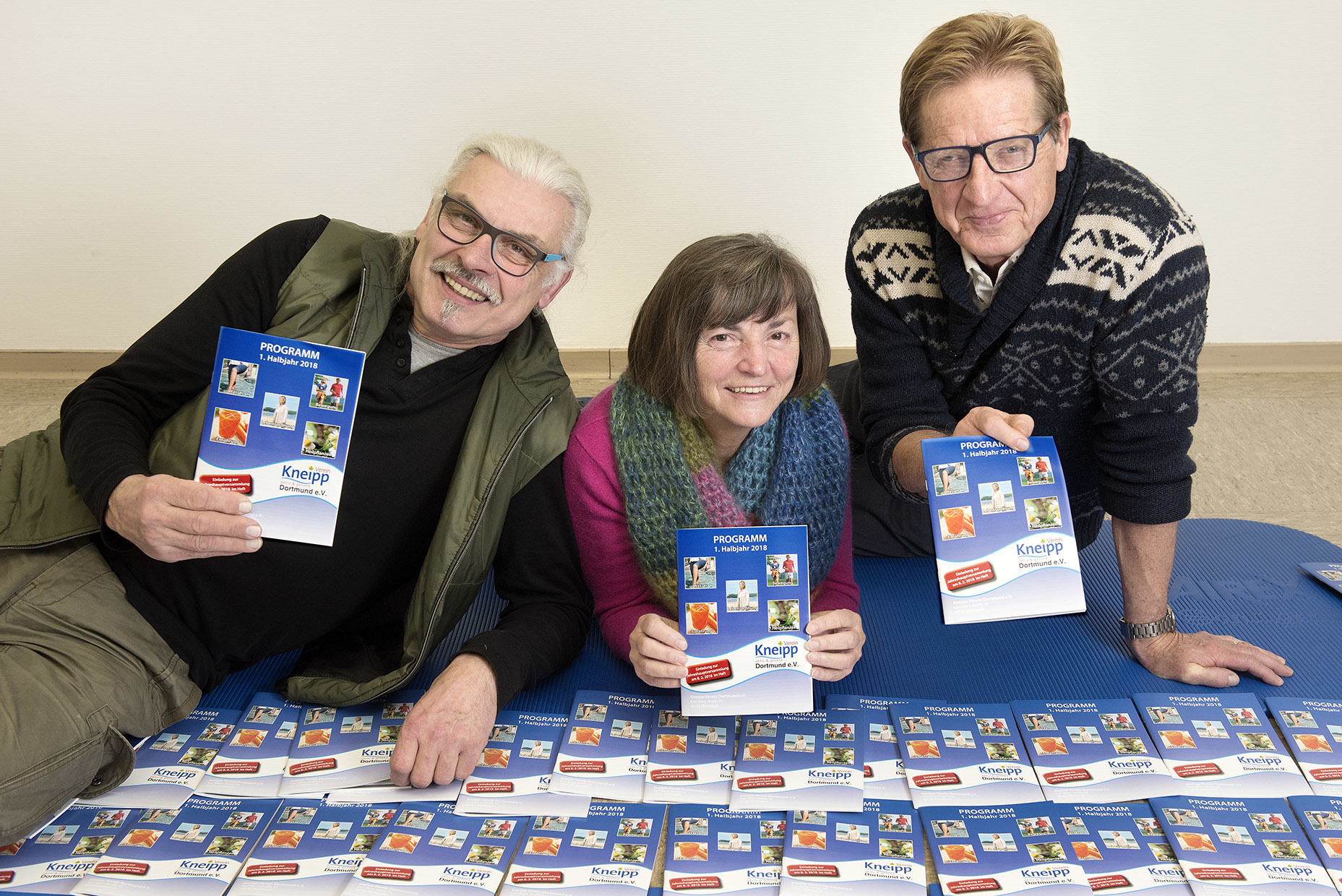 Ab sofort können Kurse für das 1.Halbjahr 2018 gebucht werden, im Kneipp-Zentrum wurde das neue Programmheft vorgestellt durch den zweiten Vorsitzenden, Manfred Plieske (links), Margot Müller, die seit seit 12 Jahren das Programmheft zusammenstellt und Bernhard Wulfram, den ersten Vorsitzenden.