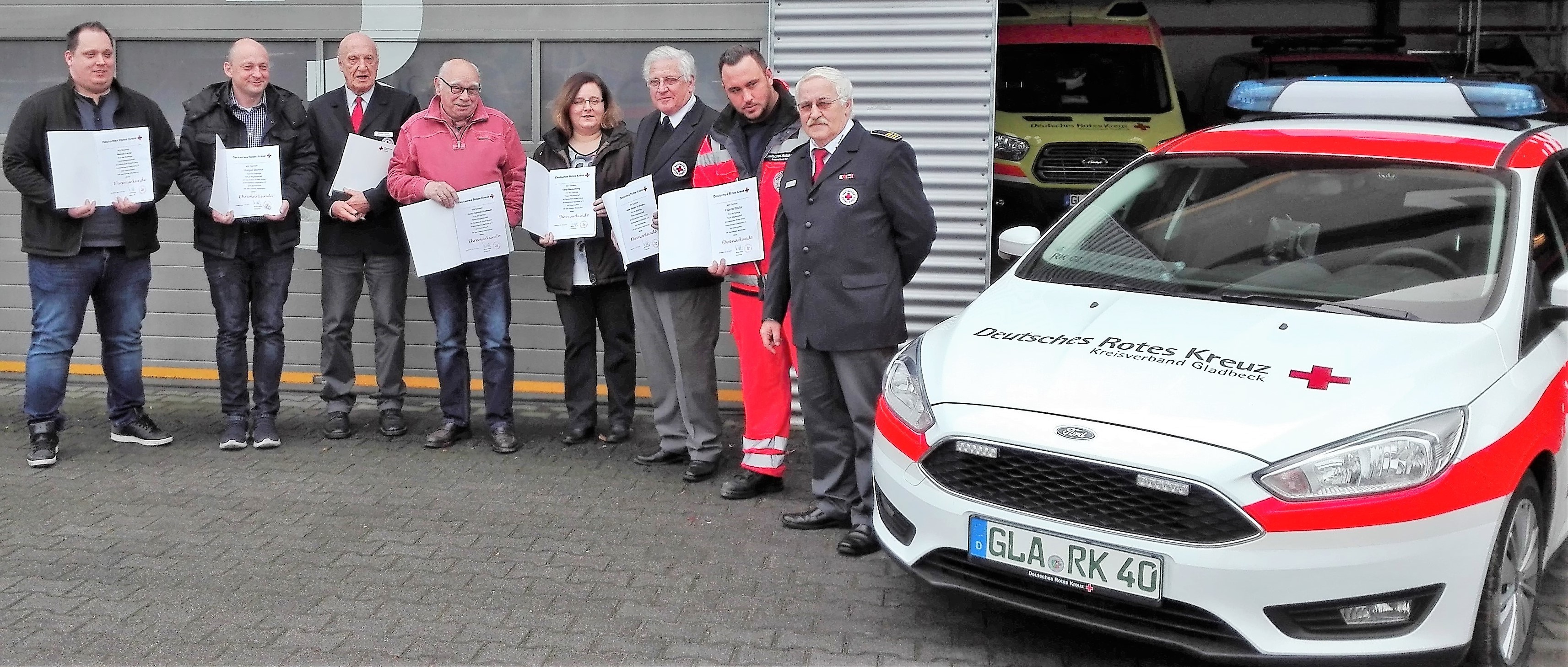 geehrte ehrenamtliche Rotkreuzler v.links Marcel Lange 20 Jahre, Holger Dohna 20 Jahre, Robert Harler 20 Jahre, Hans Joachim Knobloch 5 Jahre, Tanja Blankenburg 15 Jahre, Hans Jürgen Großmann 25 Jahre, Fabian Walter 5 Jahre, Wilhelm Walter 45 Jahre