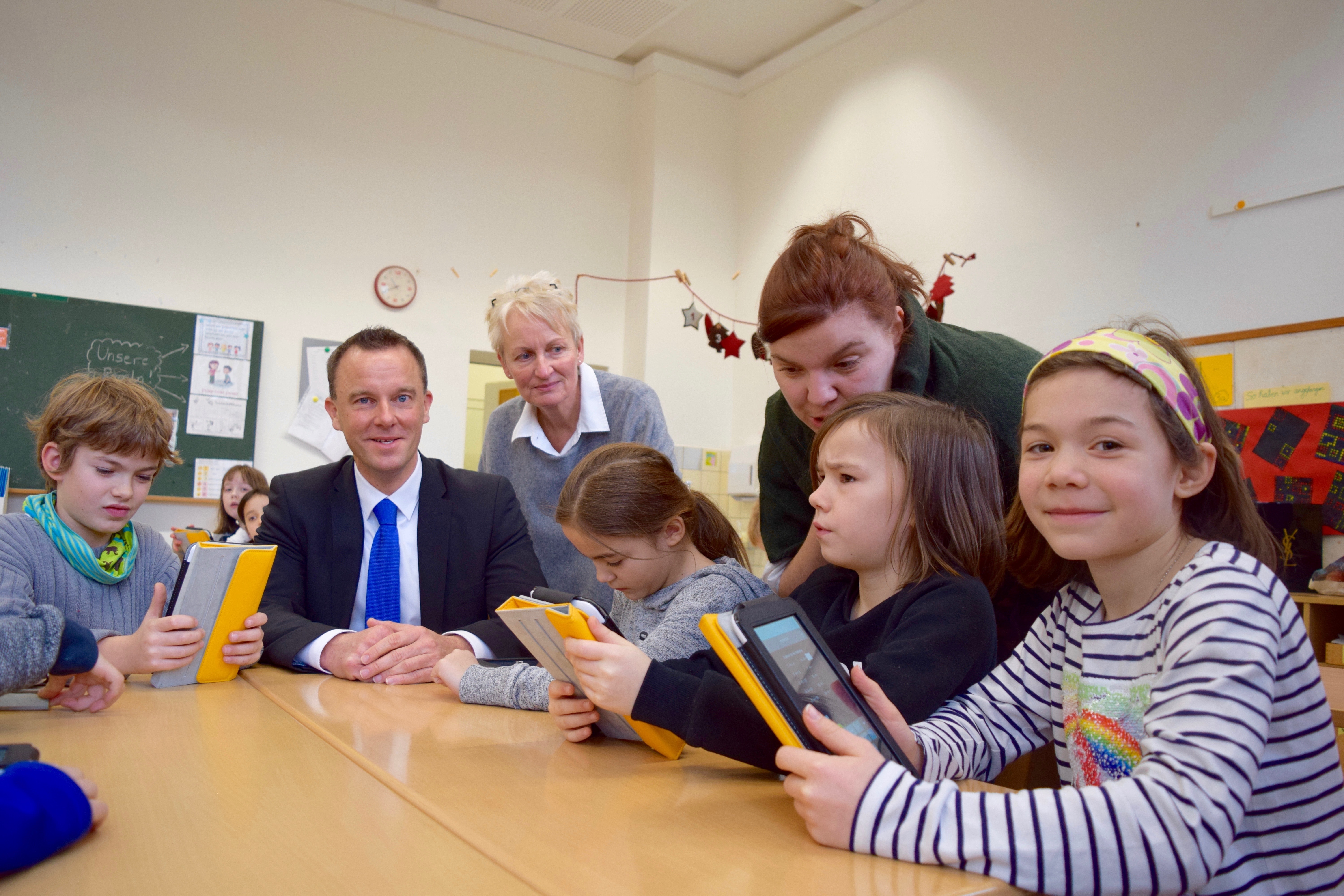 Thomas Alexander von der Volksbank Sprockhövel, Rektorin Dagmar Peters und Lehrerin Hannah Postler (von links), mit Schülern der Wilhelm-Ophüls-Schule.