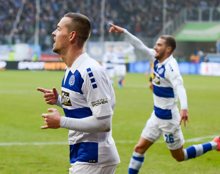 Stanislav Iljutcenko besorgte die 1:0 Führung und freute sich hinterher mit Vorbereiter Ahmet Engin über seinen Treffer.