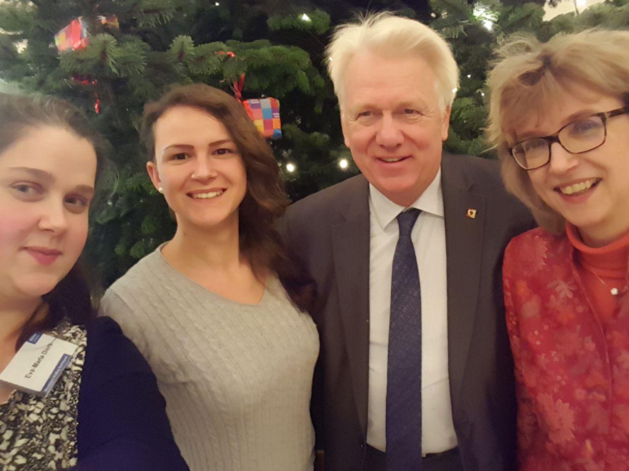 Oberbürgermeister Ullrich Sierau zusammen mit Mitgliedern der Geschichts-AG (v.l. Lehrerin Eva Diers, Studierende Aylin Deniz und Lehrerin Dr. Anja Wieber)
