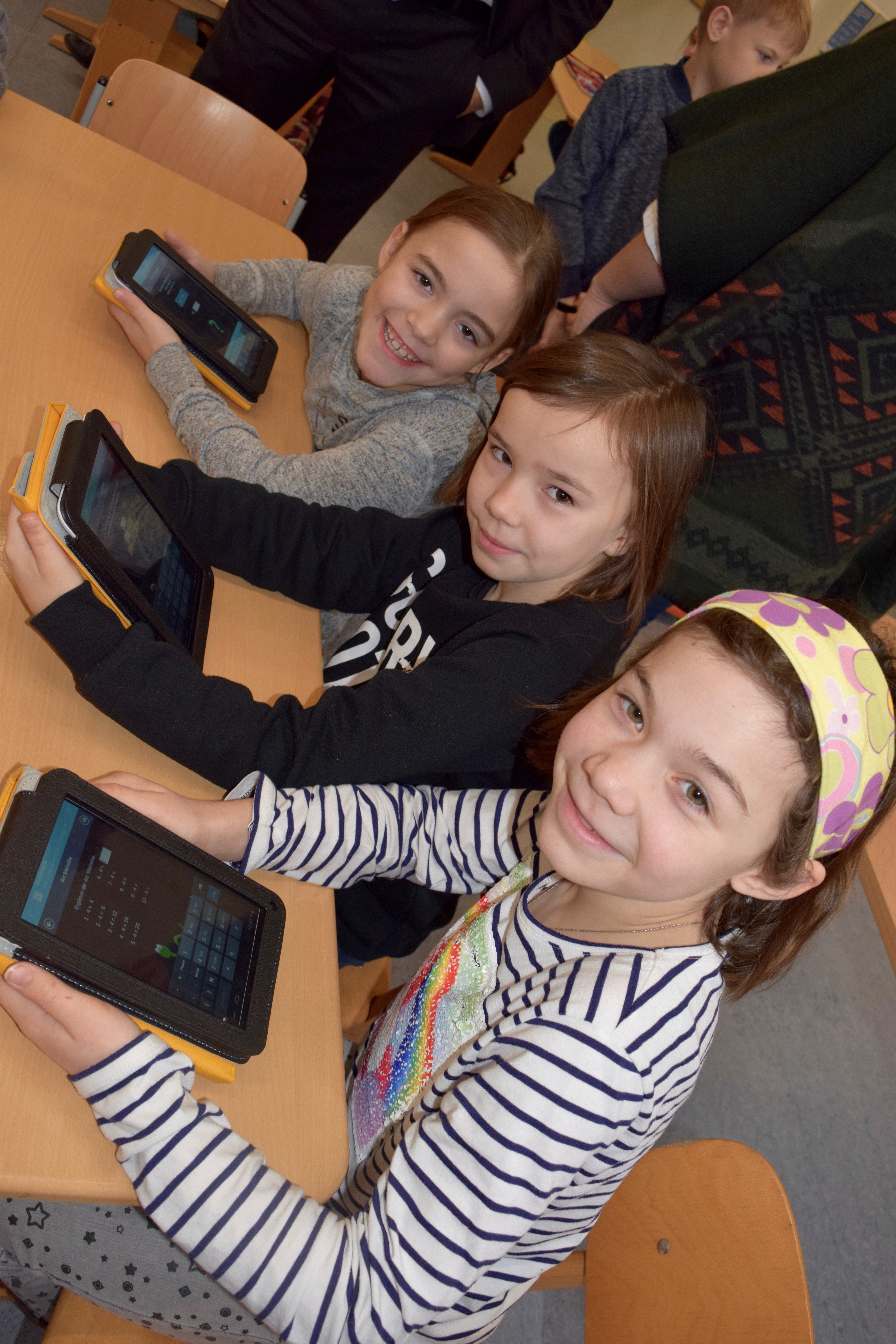 Jamira, Josi und Lena (von links), arbeiten gern mit den Tablets.