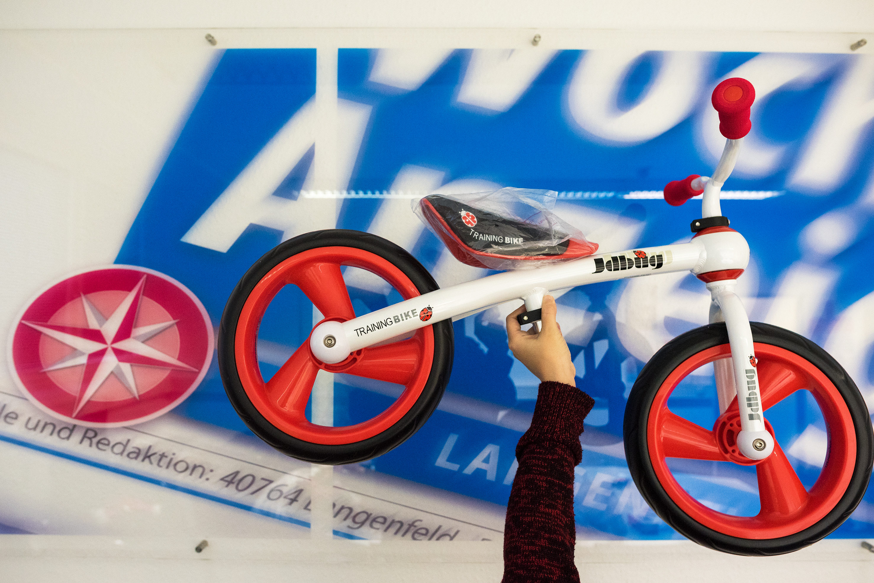 Heute, am 17. Dezember, verlosen wir zusammen mit Zweirad Kleefisch, Berghausener Straße 1, ein superschönes Geschenk für die Jüngsten. Zu gewinnen gibt es ein hochwertiges Laufrad.